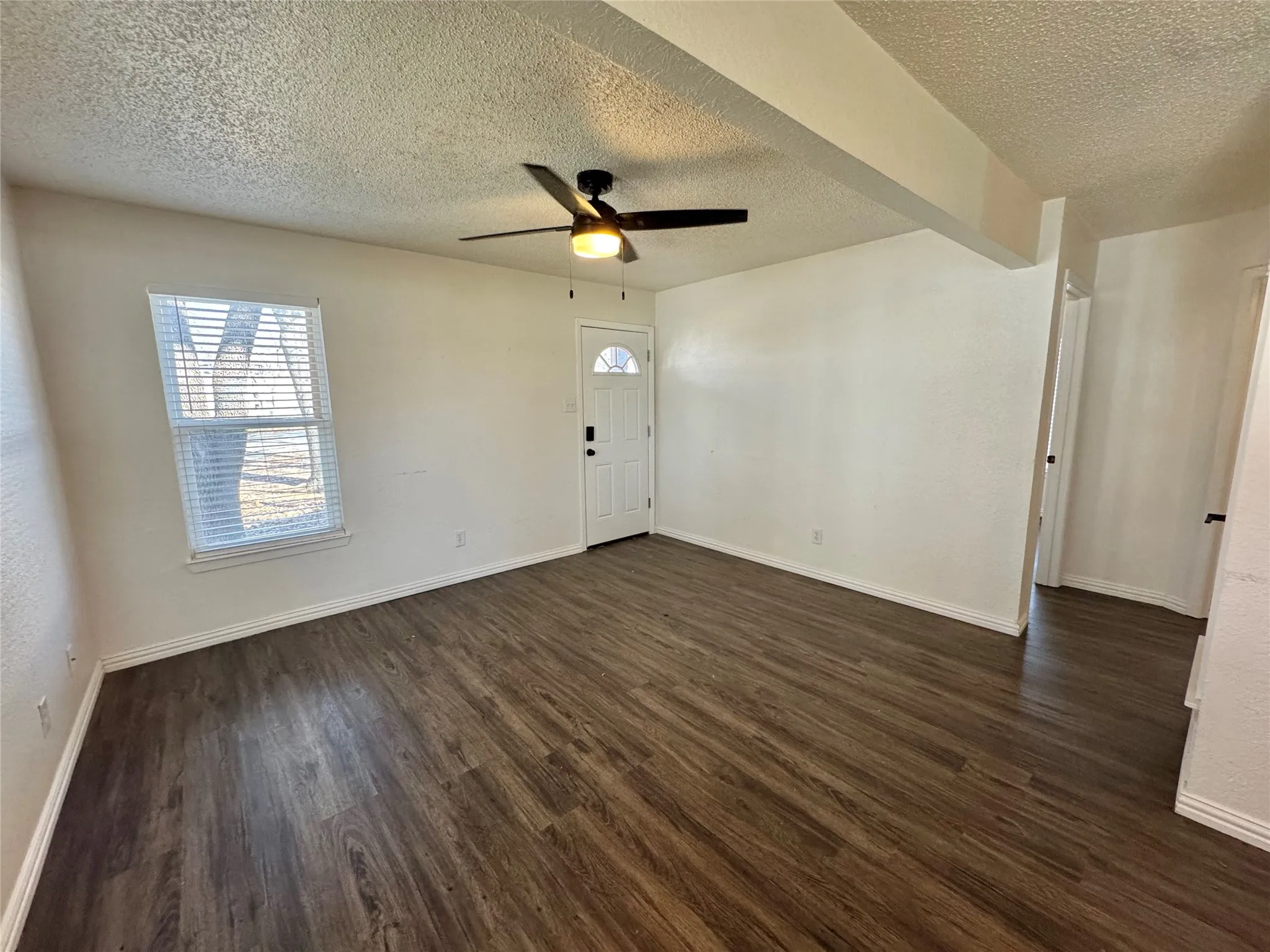 Single Family Residence For Sale in Hood County , 113 W Arnold Street, Granbury, Texas 76048, 3 Bedroom, 1 Bathroom, Garage spaces, 988 Sqft, built in 1939, mls#21402449, Real Estate Agent in Granbury, Homes For Sale in Hood county, Homes For Sale in Granbury, Realtor in Granbury Texas, Real Estate Brokerage Independent Realty Texas, Luminita Cordes Realtor