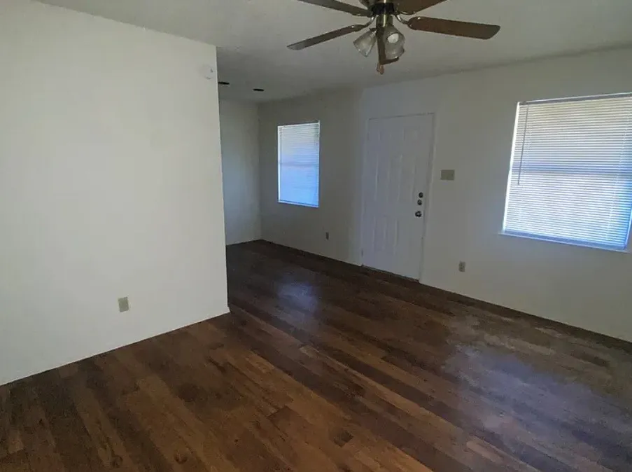 Condominium For Rent in Mc Lennan County , 1214 Baylor Avenue 107, Waco, Texas 76706, 1 Bedroom, 1 Bathroom, Garage spaces, 832 Sqft, built in 1983, mls#21402450, Real Estate Agent in Waco, Homes For Rent in Mc Lennan county, Homes For Rent in Waco, Realtor in Waco Texas, Real Estate Brokerage Independent Realty Texas, Luminita Cordes Realtor