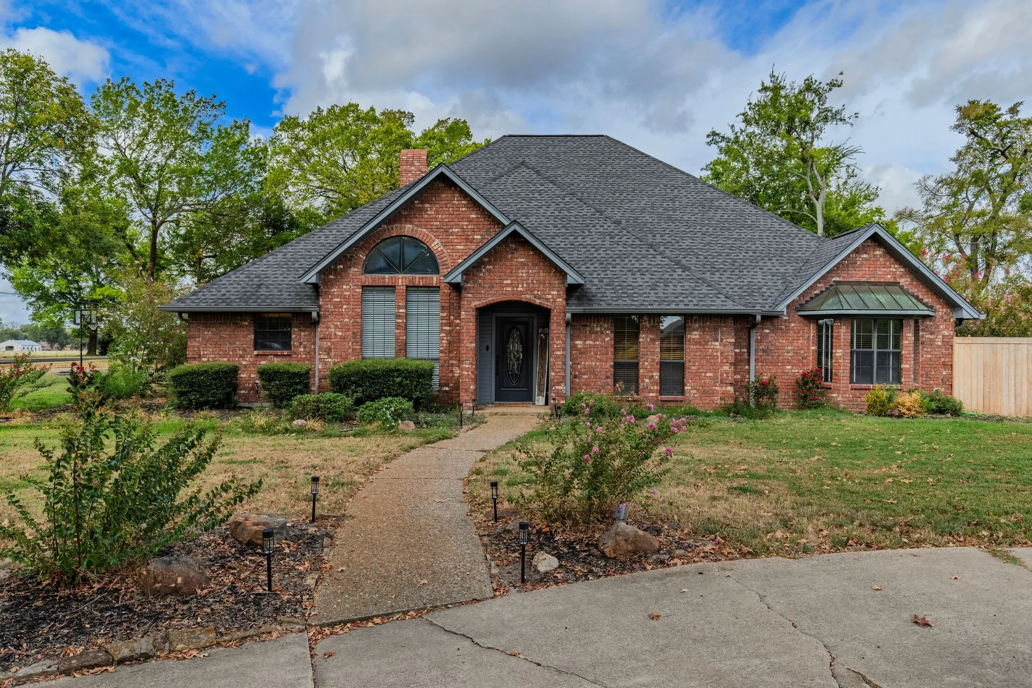 Single Family Residence For Sale in Hopkins County , 101 Briarwood Street, Sulphur Springs, Texas 75482, 3 Bedroom, 3 Bathroom, 2 Garage spaces, 2,737 Sqft, built in 1987, mls#21400266, Real Estate Agent in Sulphur Springs, Homes For Sale in Hopkins county, Homes For Sale in Sulphur Springs, Realtor in Sulphur Springs Texas, Real Estate Brokerage Independent Realty Texas, Luminita Cordes Realtor
