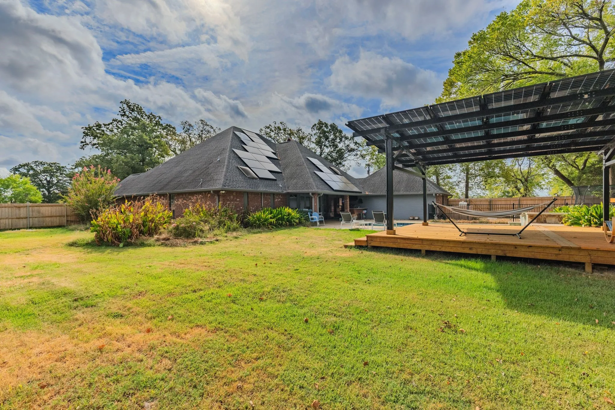 Single Family Residence For Sale in Hopkins County , 101 Briarwood Street, Sulphur Springs, Texas 75482, 3 Bedroom, 3 Bathroom, 2 Garage spaces, 2,737 Sqft, built in 1987, mls#21400266, Real Estate Agent in Sulphur Springs, Homes For Sale in Hopkins county, Homes For Sale in Sulphur Springs, Realtor in Sulphur Springs Texas, Real Estate Brokerage Independent Realty Texas, Luminita Cordes Realtor