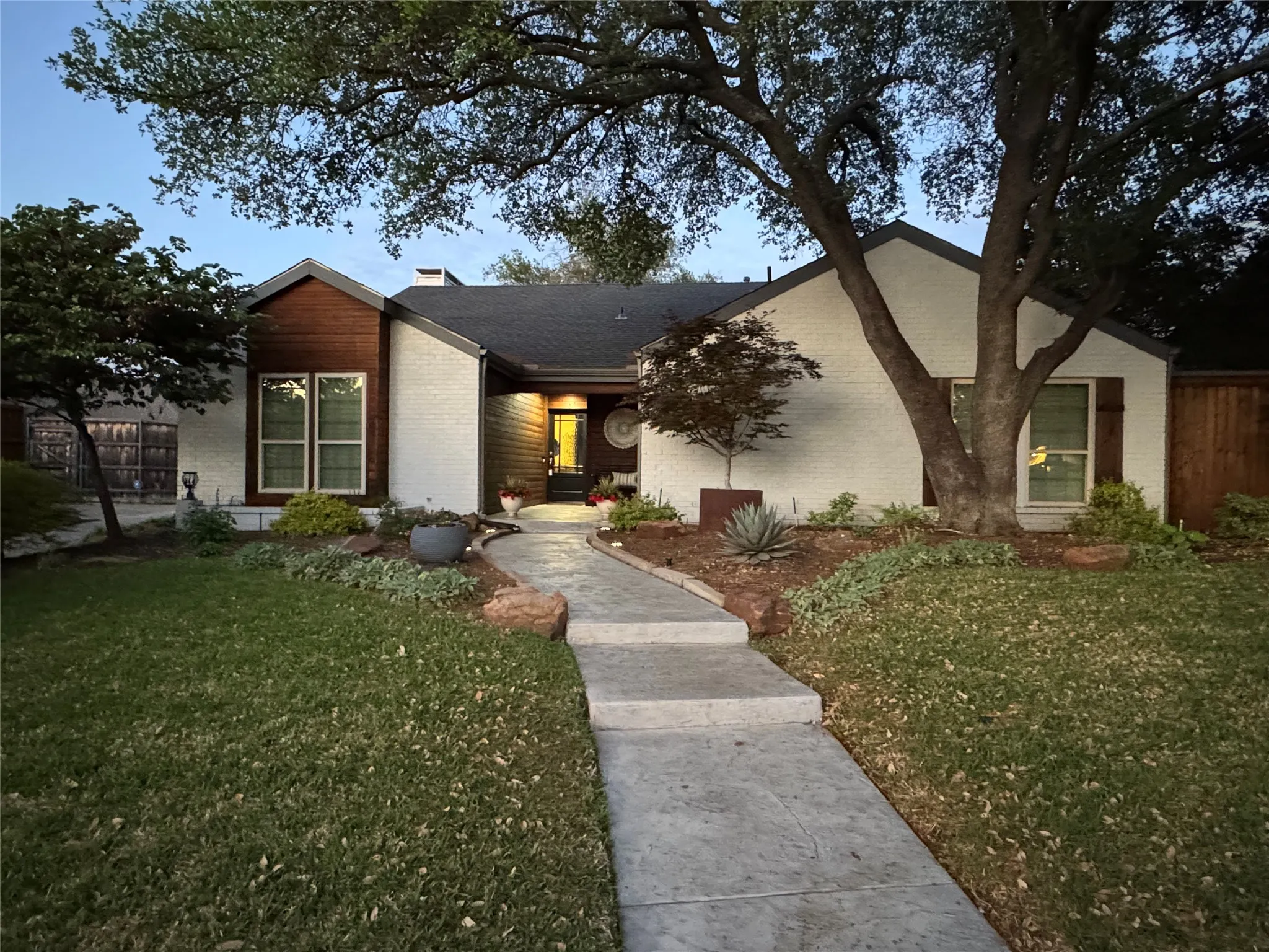 Single Family Residence For Sale in Collin County , 17216 Ikel Drive, Dallas, Texas 75248, 3 Bedroom, 3 Bathroom, 2 Garage spaces, 1,941 Sqft, built in 1981, mls#21402342, Real Estate Agent in Dallas, Homes For Sale in Collin county, Homes For Sale in Dallas, Realtor in Dallas Texas, Real Estate Brokerage Independent Realty Texas, Luminita Cordes Realtor
