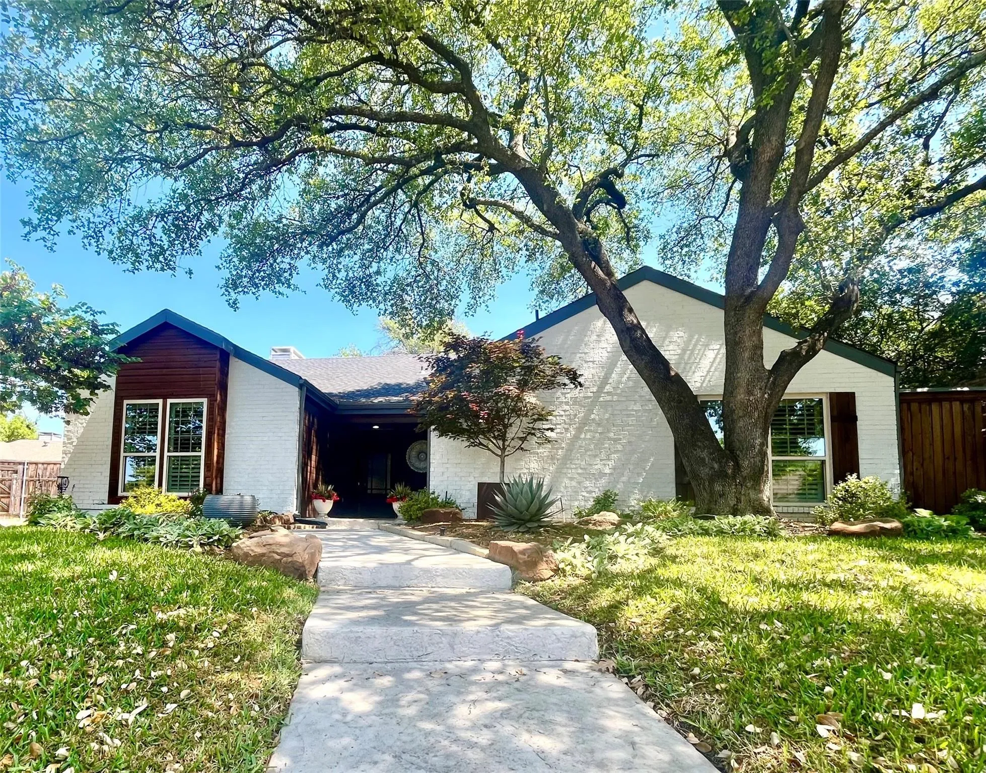 Single Family Residence For Sale in Collin County , 17216 Ikel Drive, Dallas, Texas 75248, 3 Bedroom, 3 Bathroom, 2 Garage spaces, 1,941 Sqft, built in 1981, mls#21402342, Real Estate Agent in Dallas, Homes For Sale in Collin county, Homes For Sale in Dallas, Realtor in Dallas Texas, Real Estate Brokerage Independent Realty Texas, Luminita Cordes Realtor