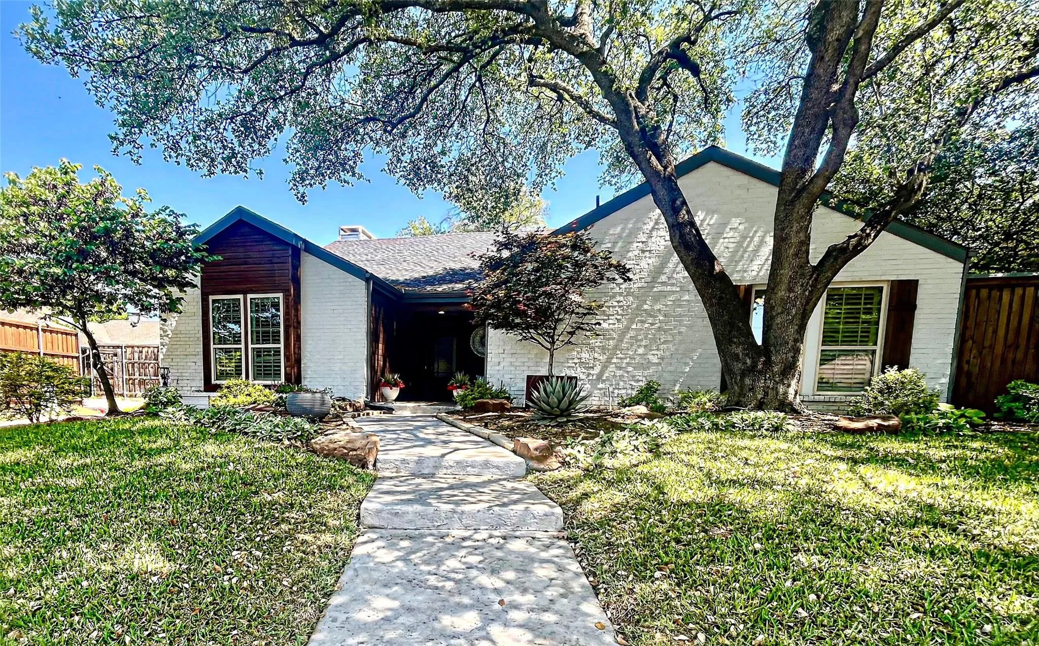 Single Family Residence For Sale in Collin County , 17216 Ikel Drive, Dallas, Texas 75248, 3 Bedroom, 3 Bathroom, 2 Garage spaces, 1,941 Sqft, built in 1981, mls#21402342, Real Estate Agent in Dallas, Homes For Sale in Collin county, Homes For Sale in Dallas, Realtor in Dallas Texas, Real Estate Brokerage Independent Realty Texas, Luminita Cordes Realtor