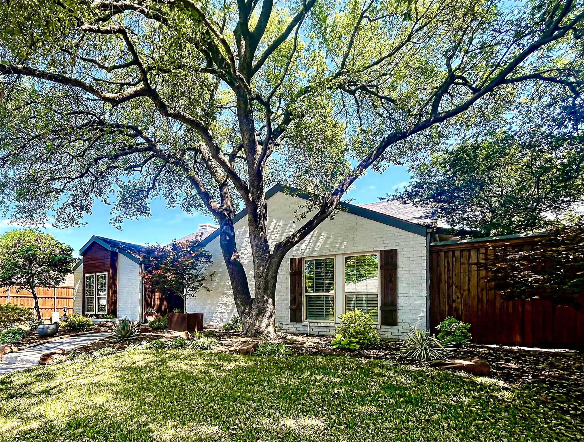 Single Family Residence For Sale in Collin County , 17216 Ikel Drive, Dallas, Texas 75248, 3 Bedroom, 3 Bathroom, 2 Garage spaces, 1,941 Sqft, built in 1981, mls#21402342, Real Estate Agent in Dallas, Homes For Sale in Collin county, Homes For Sale in Dallas, Realtor in Dallas Texas, Real Estate Brokerage Independent Realty Texas, Luminita Cordes Realtor