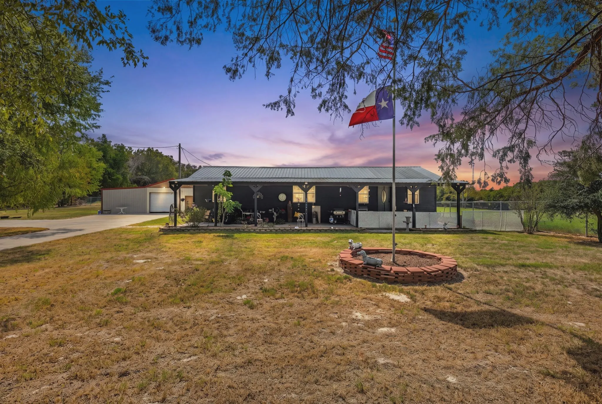 Single Family Residence For Sale in Rains County , 248 Rs County Road 3060, Emory, Texas 75440, 2 Bedroom, 3 Bathroom, 2 Garage spaces, 1,276 Sqft, built in 1960, mls#21402462, Real Estate Agent in Emory, Homes For Sale in Rains county, Homes For Sale in Emory, Realtor in Emory Texas, Real Estate Brokerage Independent Realty Texas, Luminita Cordes Realtor