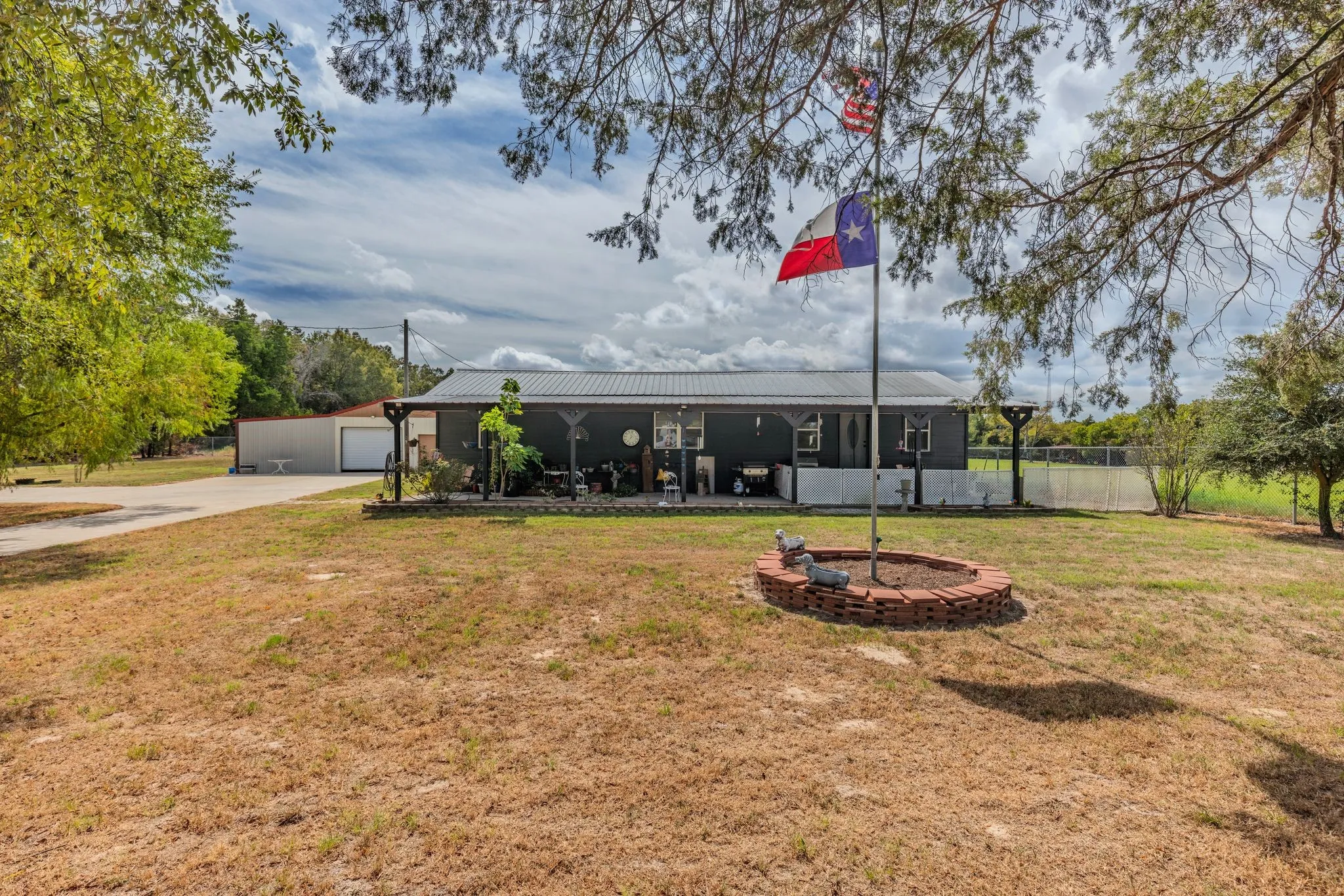 Single Family Residence For Sale in Rains County , 248 Rs County Road 3060, Emory, Texas 75440, 2 Bedroom, 3 Bathroom, 2 Garage spaces, 1,276 Sqft, built in 1960, mls#21402462, Real Estate Agent in Emory, Homes For Sale in Rains county, Homes For Sale in Emory, Realtor in Emory Texas, Real Estate Brokerage Independent Realty Texas, Luminita Cordes Realtor