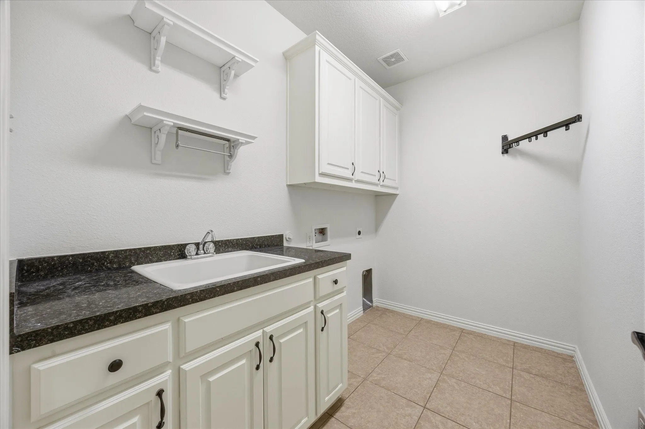 Single Family Residence For Rent in Rockwall County , 201 Chatfield Drive, Rockwall, Texas 75087, 4 Bedroom, 4 Bathroom, 2 Garage spaces, 3,145 Sqft, built in 2011, mls#21402465, Real Estate Agent in Rockwall, Homes For Rent in Rockwall county, Homes For Rent in Rockwall, Realtor in Rockwall Texas, Real Estate Brokerage Independent Realty Texas, Luminita Cordes Realtor