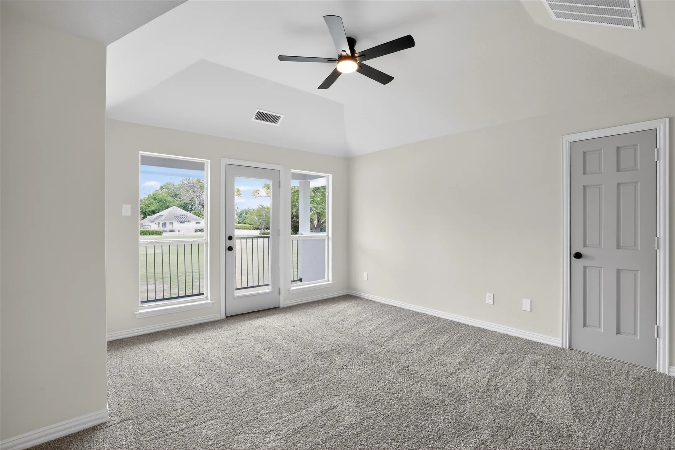 Single Family Residence For Sale in Dallas County , 909 Saint Andrews Place, De Soto, Texas 75115, 3 Bedroom, 3 Bathroom, 2 Garage spaces, 2,643 Sqft, built in 1996, mls#21402467, Real Estate Agent in De Soto, Homes For Sale in Dallas county, Homes For Sale in De Soto, Realtor in De Soto Texas, Real Estate Brokerage Independent Realty Texas, Luminita Cordes Realtor