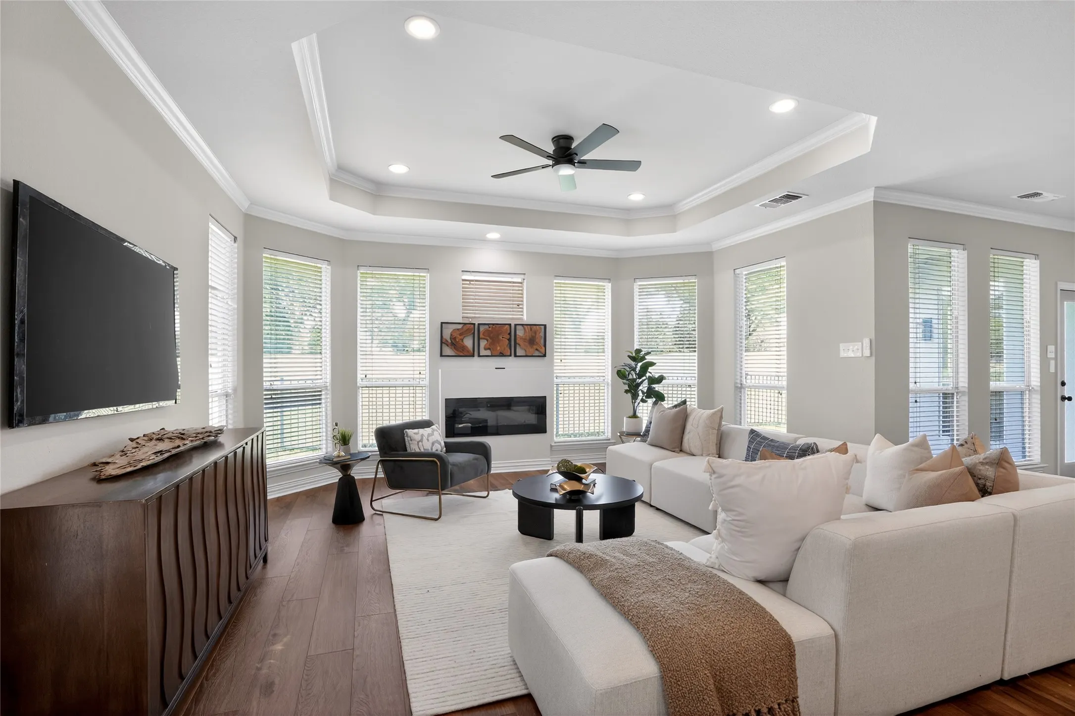 Single Family Residence For Sale in Dallas County , 909 Saint Andrews Place, De Soto, Texas 75115, 3 Bedroom, 3 Bathroom, 2 Garage spaces, 2,643 Sqft, built in 1996, mls#21402467, Real Estate Agent in De Soto, Homes For Sale in Dallas county, Homes For Sale in De Soto, Realtor in De Soto Texas, Real Estate Brokerage Independent Realty Texas, Luminita Cordes Realtor