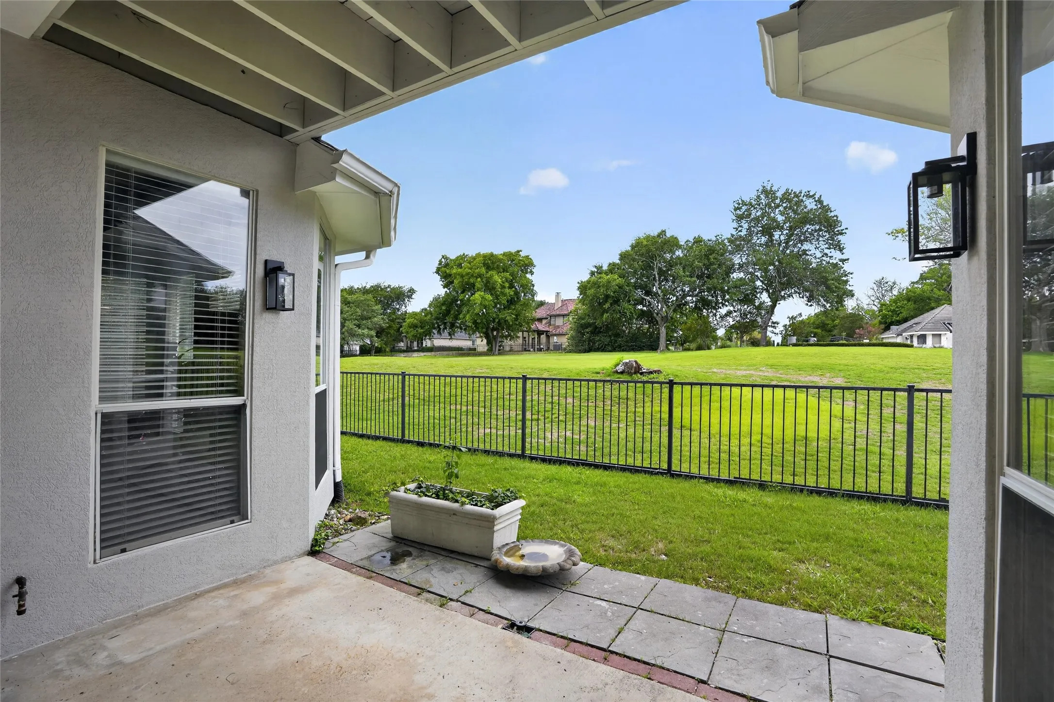 Single Family Residence For Sale in Dallas County , 909 Saint Andrews Place, De Soto, Texas 75115, 3 Bedroom, 3 Bathroom, 2 Garage spaces, 2,643 Sqft, built in 1996, mls#21402467, Real Estate Agent in De Soto, Homes For Sale in Dallas county, Homes For Sale in De Soto, Realtor in De Soto Texas, Real Estate Brokerage Independent Realty Texas, Luminita Cordes Realtor