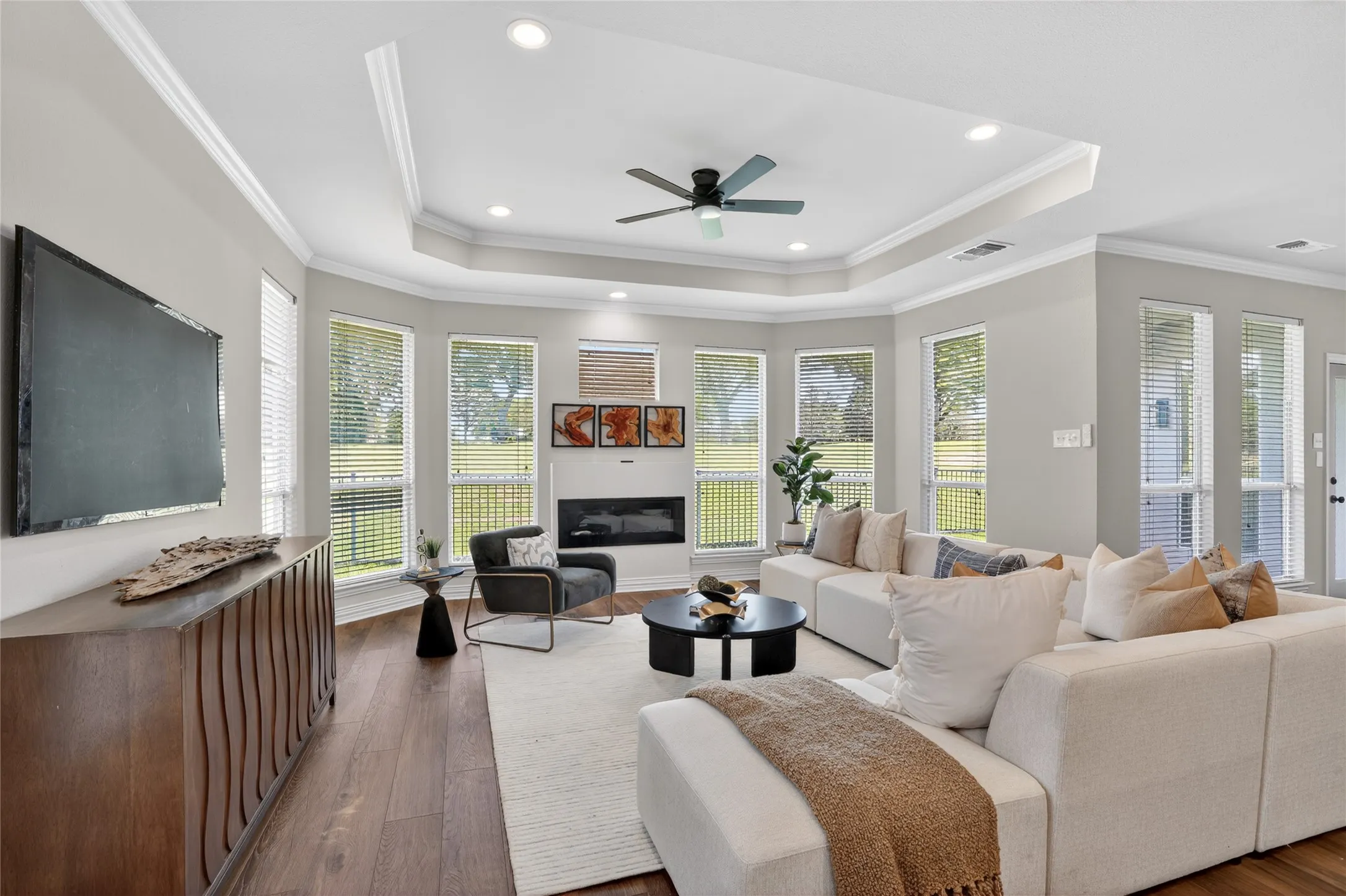 Single Family Residence For Sale in Dallas County , 909 Saint Andrews Place, De Soto, Texas 75115, 3 Bedroom, 3 Bathroom, 2 Garage spaces, 2,643 Sqft, built in 1996, mls#21402467, Real Estate Agent in De Soto, Homes For Sale in Dallas county, Homes For Sale in De Soto, Realtor in De Soto Texas, Real Estate Brokerage Independent Realty Texas, Luminita Cordes Realtor