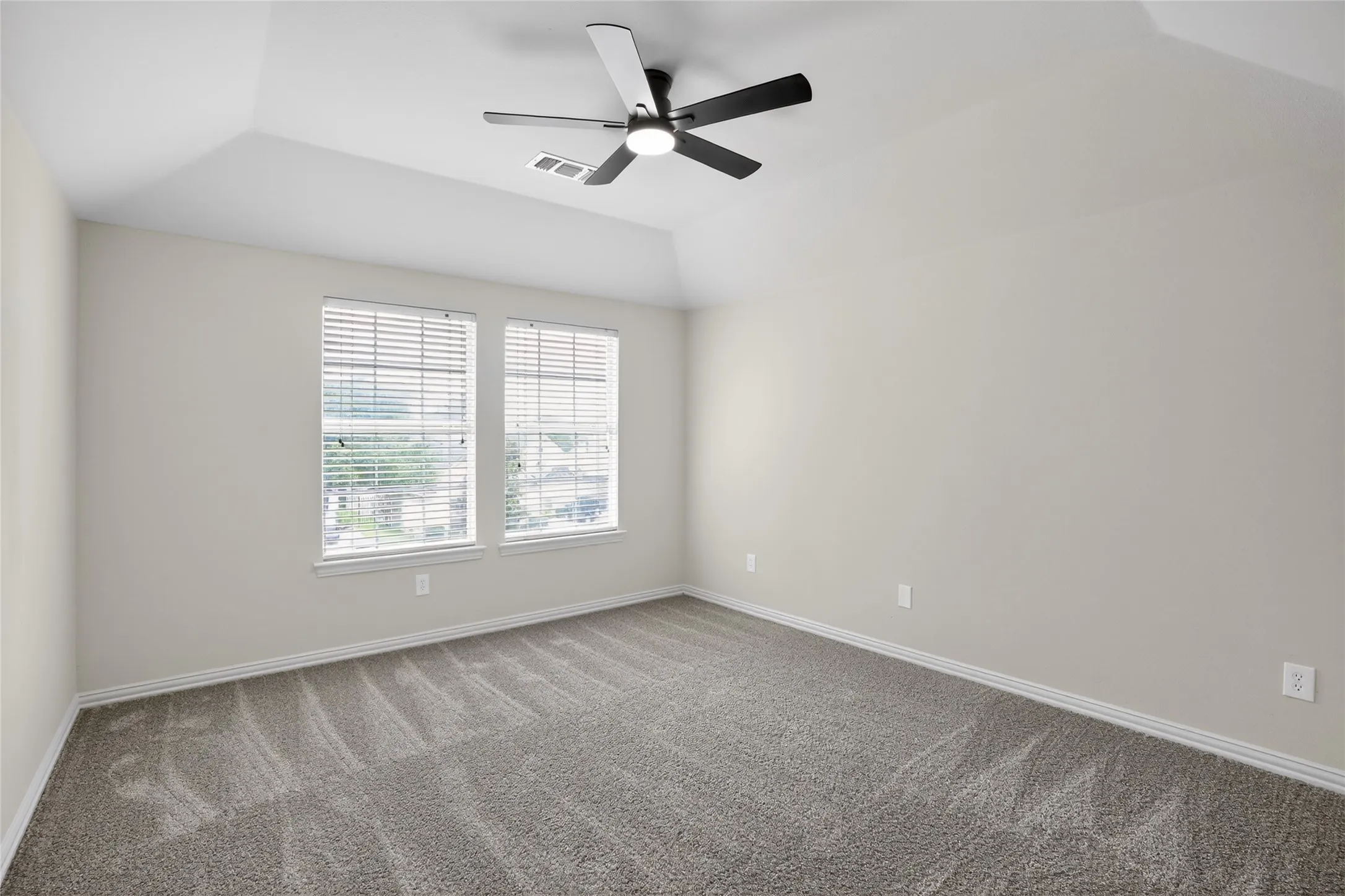 Single Family Residence For Sale in Dallas County , 909 Saint Andrews Place, De Soto, Texas 75115, 3 Bedroom, 3 Bathroom, 2 Garage spaces, 2,643 Sqft, built in 1996, mls#21402467, Real Estate Agent in De Soto, Homes For Sale in Dallas county, Homes For Sale in De Soto, Realtor in De Soto Texas, Real Estate Brokerage Independent Realty Texas, Luminita Cordes Realtor