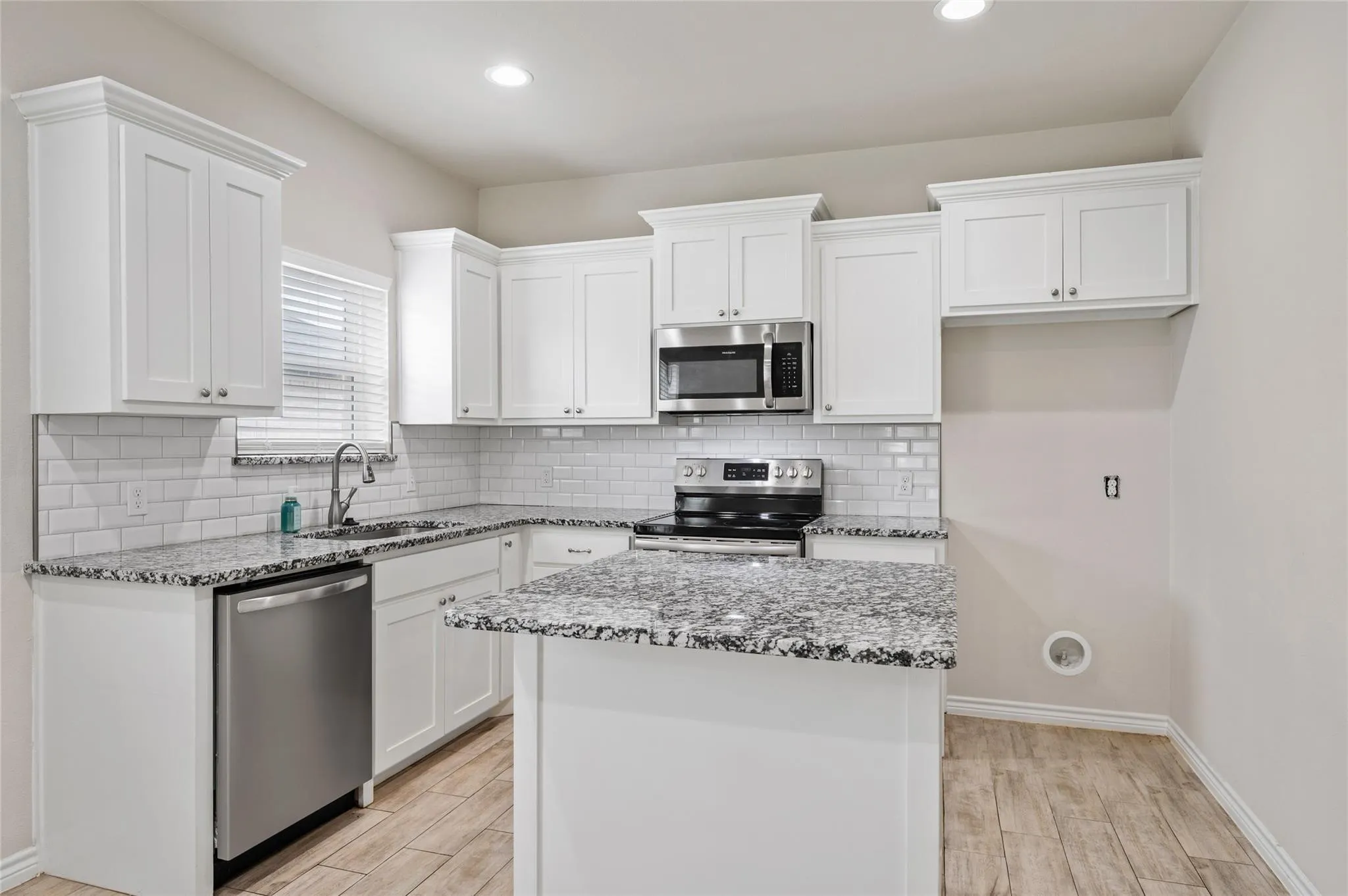 Single Family Residence For Rent in Grayson County , 1104 Silverton Drive, Sherman, Texas 75092, 3 Bedroom, 2 Bathroom, 2 Garage spaces, 1,517 Sqft, built in 2020, mls#21402468, Real Estate Agent in Sherman, Homes For Rent in Grayson county, Homes For Rent in Sherman, Realtor in Sherman Texas, Real Estate Brokerage Independent Realty Texas, Luminita Cordes Realtor