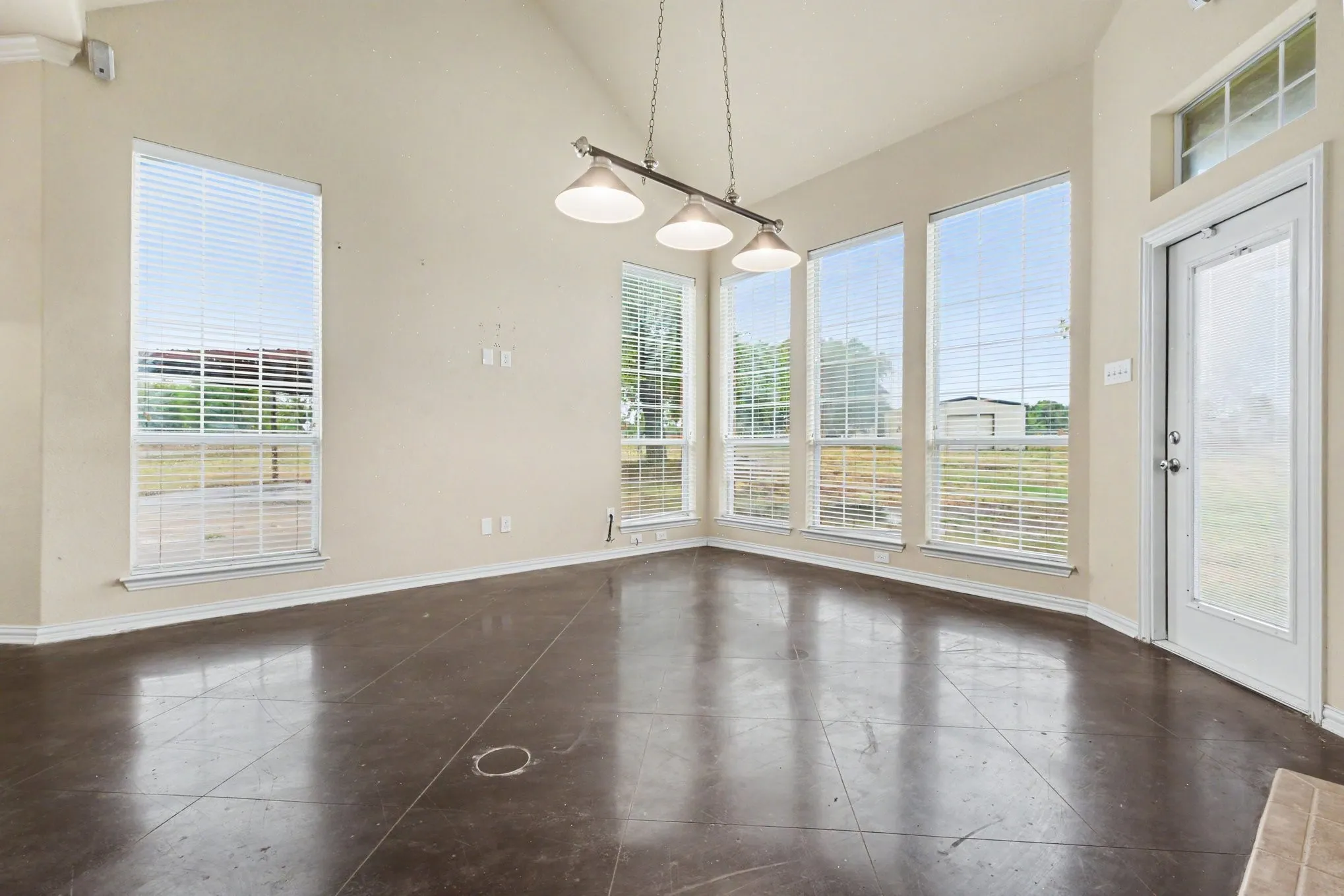 Single Family Residence For Sale in Ellis County , 5840 Deerfield Lane, Midlothian, Texas 76065, 3 Bedroom, 2 Bathroom, 2 Garage spaces, 2,179 Sqft, built in 2004, mls#21399849, Real Estate Agent in Midlothian, Homes For Sale in Ellis county, Homes For Sale in Midlothian, Realtor in Midlothian Texas, Real Estate Brokerage Independent Realty Texas, Luminita Cordes Realtor