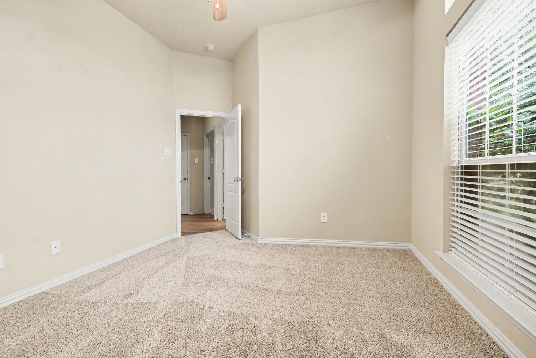 Single Family Residence For Sale in Ellis County , 5840 Deerfield Lane, Midlothian, Texas 76065, 3 Bedroom, 2 Bathroom, 2 Garage spaces, 2,179 Sqft, built in 2004, mls#21399849, Real Estate Agent in Midlothian, Homes For Sale in Ellis county, Homes For Sale in Midlothian, Realtor in Midlothian Texas, Real Estate Brokerage Independent Realty Texas, Luminita Cordes Realtor