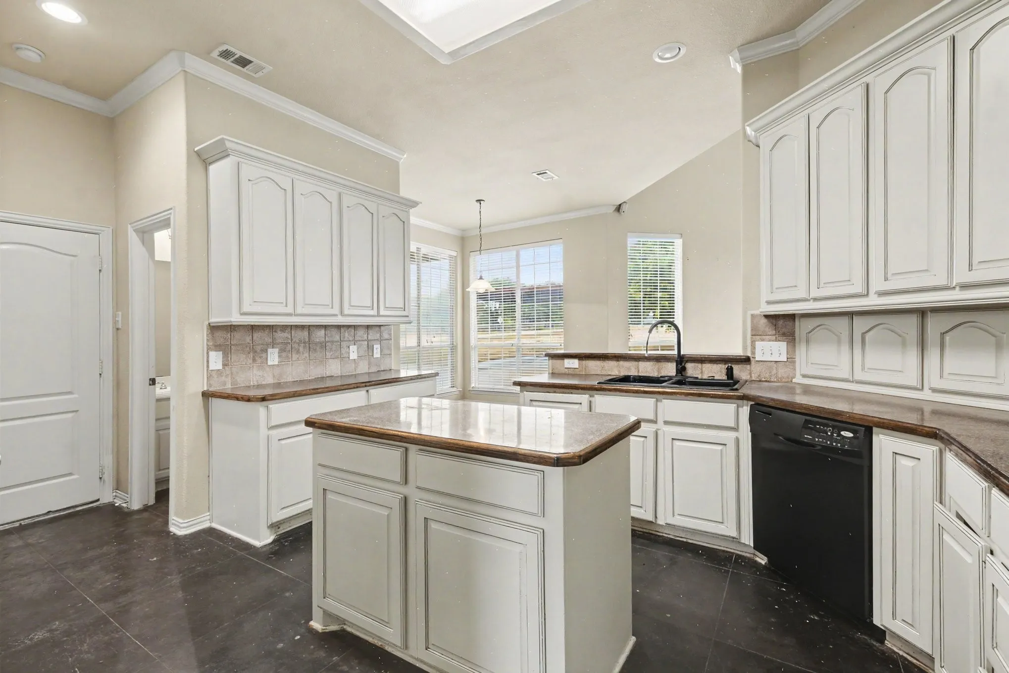 Single Family Residence For Sale in Ellis County , 5840 Deerfield Lane, Midlothian, Texas 76065, 3 Bedroom, 2 Bathroom, 2 Garage spaces, 2,179 Sqft, built in 2004, mls#21399849, Real Estate Agent in Midlothian, Homes For Sale in Ellis county, Homes For Sale in Midlothian, Realtor in Midlothian Texas, Real Estate Brokerage Independent Realty Texas, Luminita Cordes Realtor