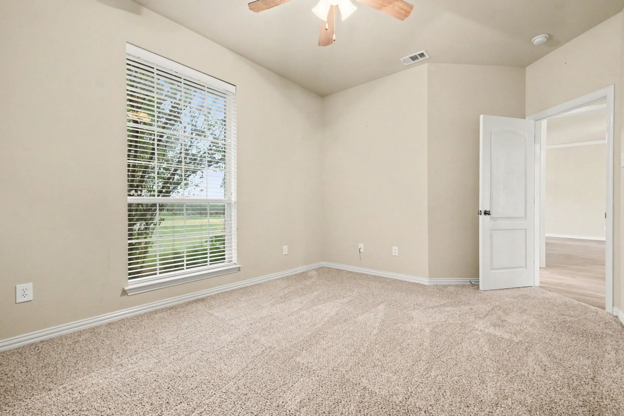 Single Family Residence For Sale in Ellis County , 5840 Deerfield Lane, Midlothian, Texas 76065, 3 Bedroom, 2 Bathroom, 2 Garage spaces, 2,179 Sqft, built in 2004, mls#21399849, Real Estate Agent in Midlothian, Homes For Sale in Ellis county, Homes For Sale in Midlothian, Realtor in Midlothian Texas, Real Estate Brokerage Independent Realty Texas, Luminita Cordes Realtor