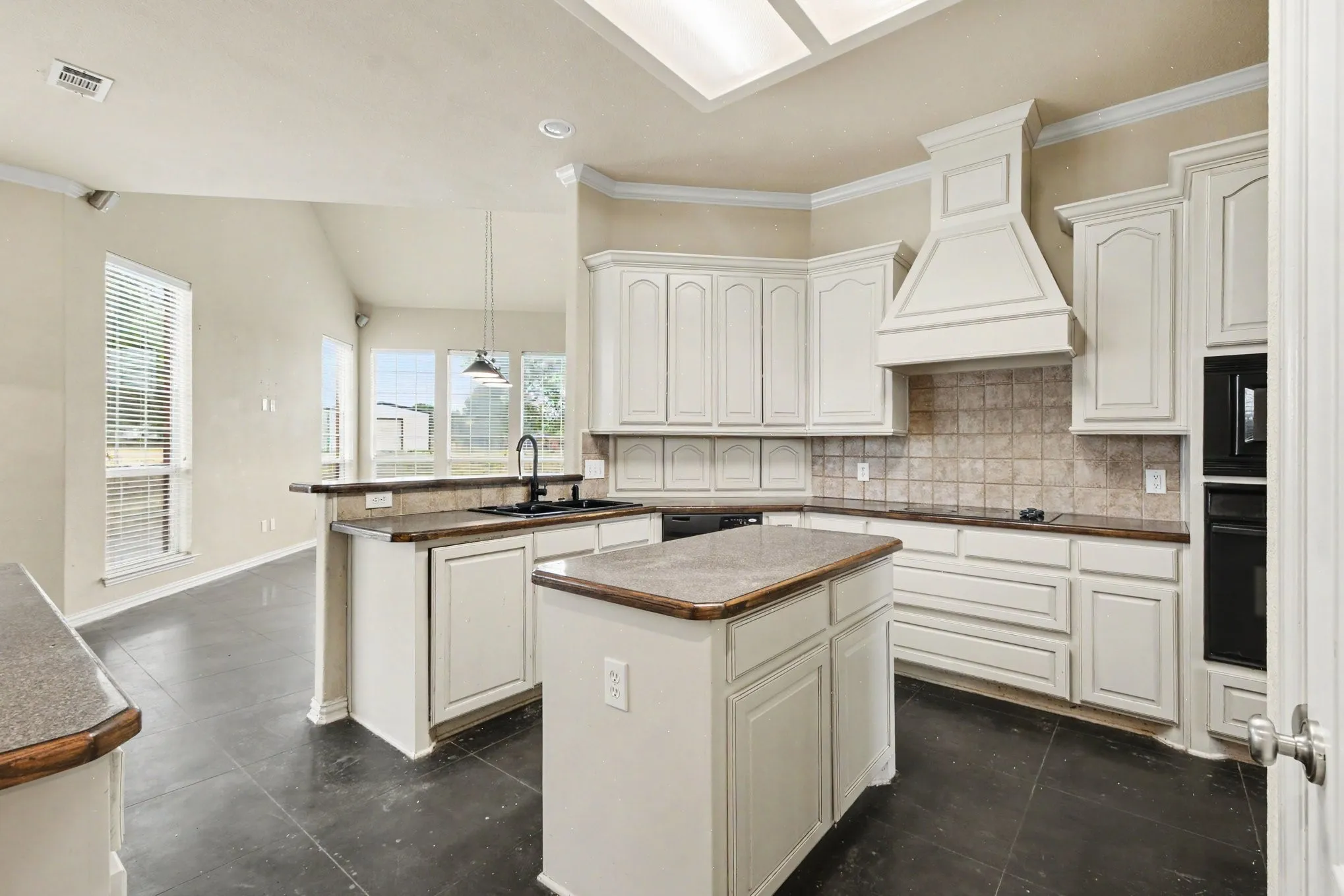 Single Family Residence For Sale in Ellis County , 5840 Deerfield Lane, Midlothian, Texas 76065, 3 Bedroom, 2 Bathroom, 2 Garage spaces, 2,179 Sqft, built in 2004, mls#21399849, Real Estate Agent in Midlothian, Homes For Sale in Ellis county, Homes For Sale in Midlothian, Realtor in Midlothian Texas, Real Estate Brokerage Independent Realty Texas, Luminita Cordes Realtor
