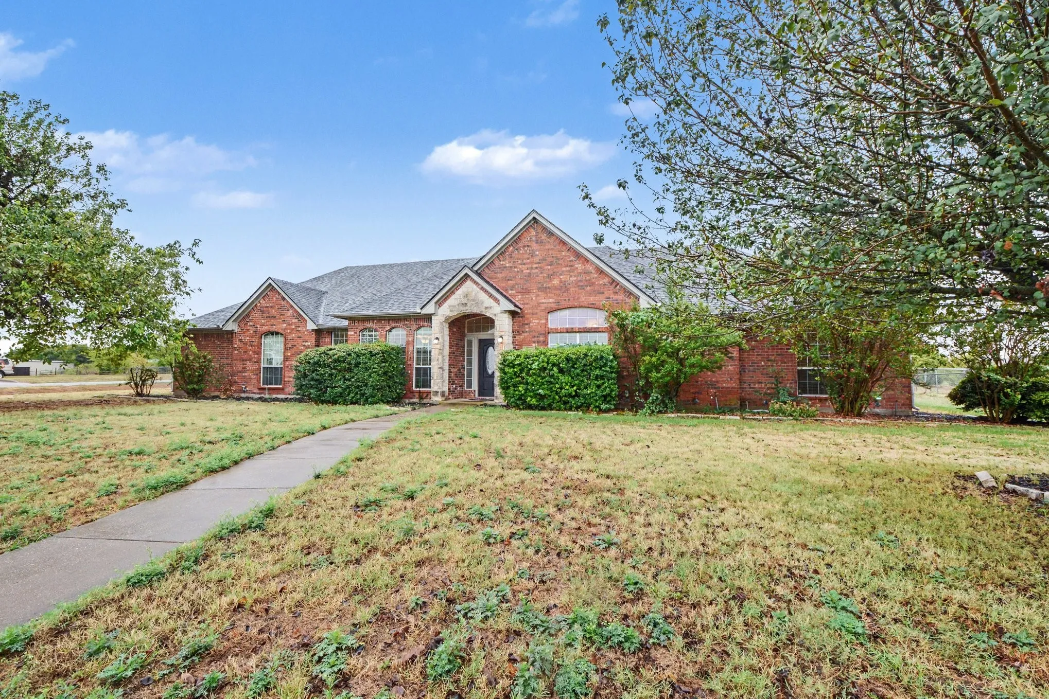 Single Family Residence For Sale in Ellis County , 5840 Deerfield Lane, Midlothian, Texas 76065, 3 Bedroom, 2 Bathroom, 2 Garage spaces, 2,179 Sqft, built in 2004, mls#21399849, Real Estate Agent in Midlothian, Homes For Sale in Ellis county, Homes For Sale in Midlothian, Realtor in Midlothian Texas, Real Estate Brokerage Independent Realty Texas, Luminita Cordes Realtor