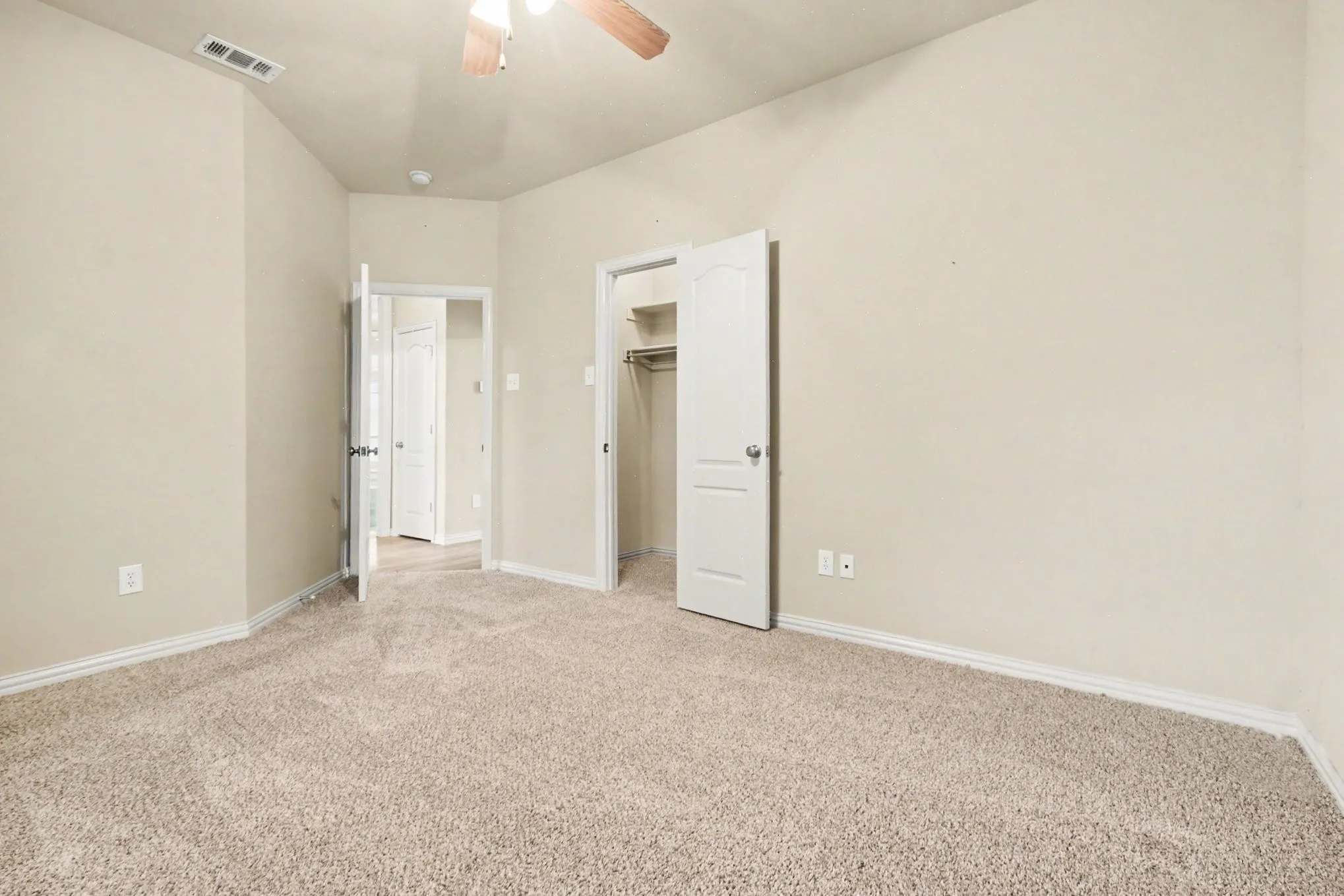 Single Family Residence For Sale in Ellis County , 5840 Deerfield Lane, Midlothian, Texas 76065, 3 Bedroom, 2 Bathroom, 2 Garage spaces, 2,179 Sqft, built in 2004, mls#21399849, Real Estate Agent in Midlothian, Homes For Sale in Ellis county, Homes For Sale in Midlothian, Realtor in Midlothian Texas, Real Estate Brokerage Independent Realty Texas, Luminita Cordes Realtor