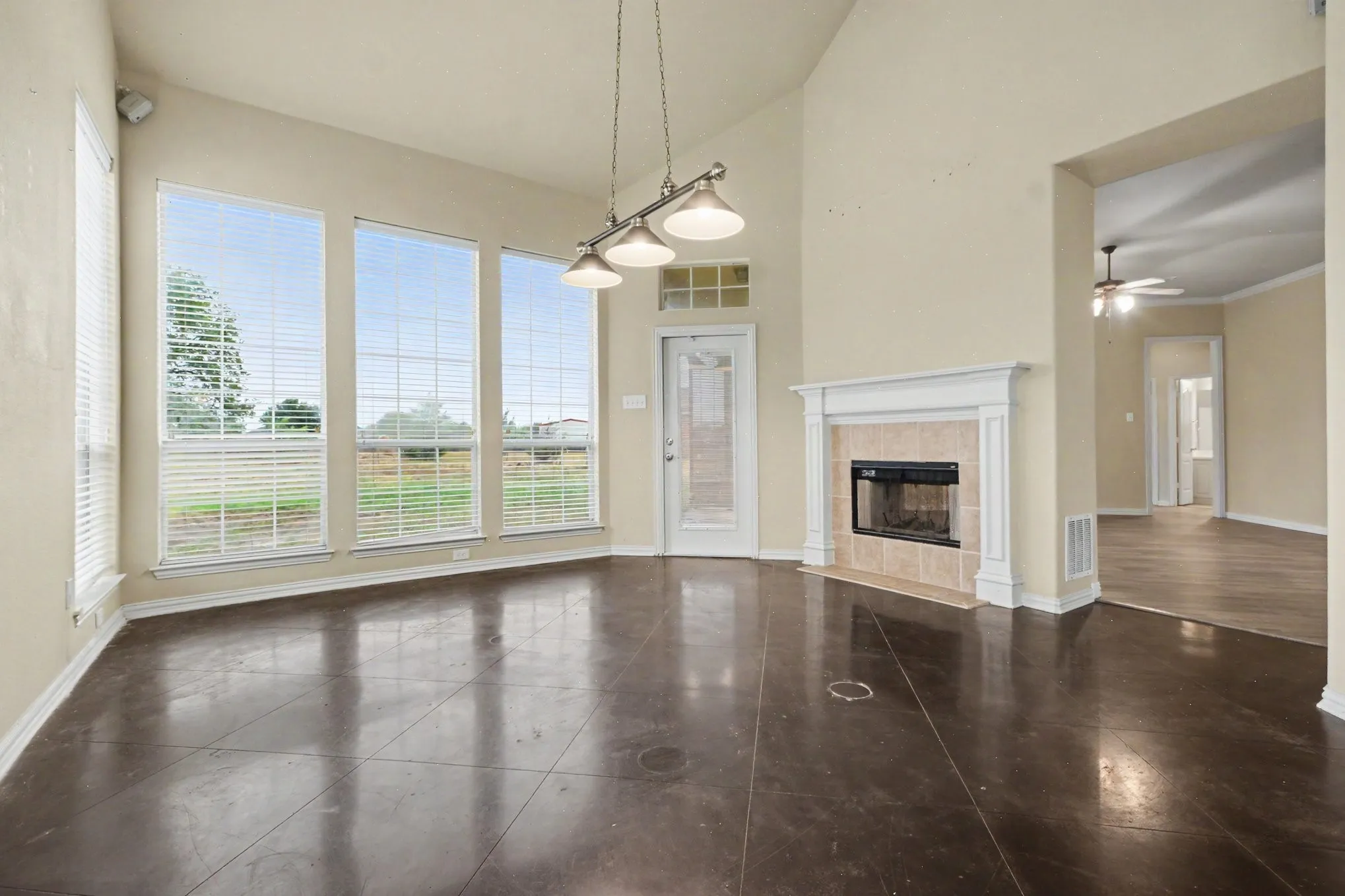 Single Family Residence For Sale in Ellis County , 5840 Deerfield Lane, Midlothian, Texas 76065, 3 Bedroom, 2 Bathroom, 2 Garage spaces, 2,179 Sqft, built in 2004, mls#21399849, Real Estate Agent in Midlothian, Homes For Sale in Ellis county, Homes For Sale in Midlothian, Realtor in Midlothian Texas, Real Estate Brokerage Independent Realty Texas, Luminita Cordes Realtor