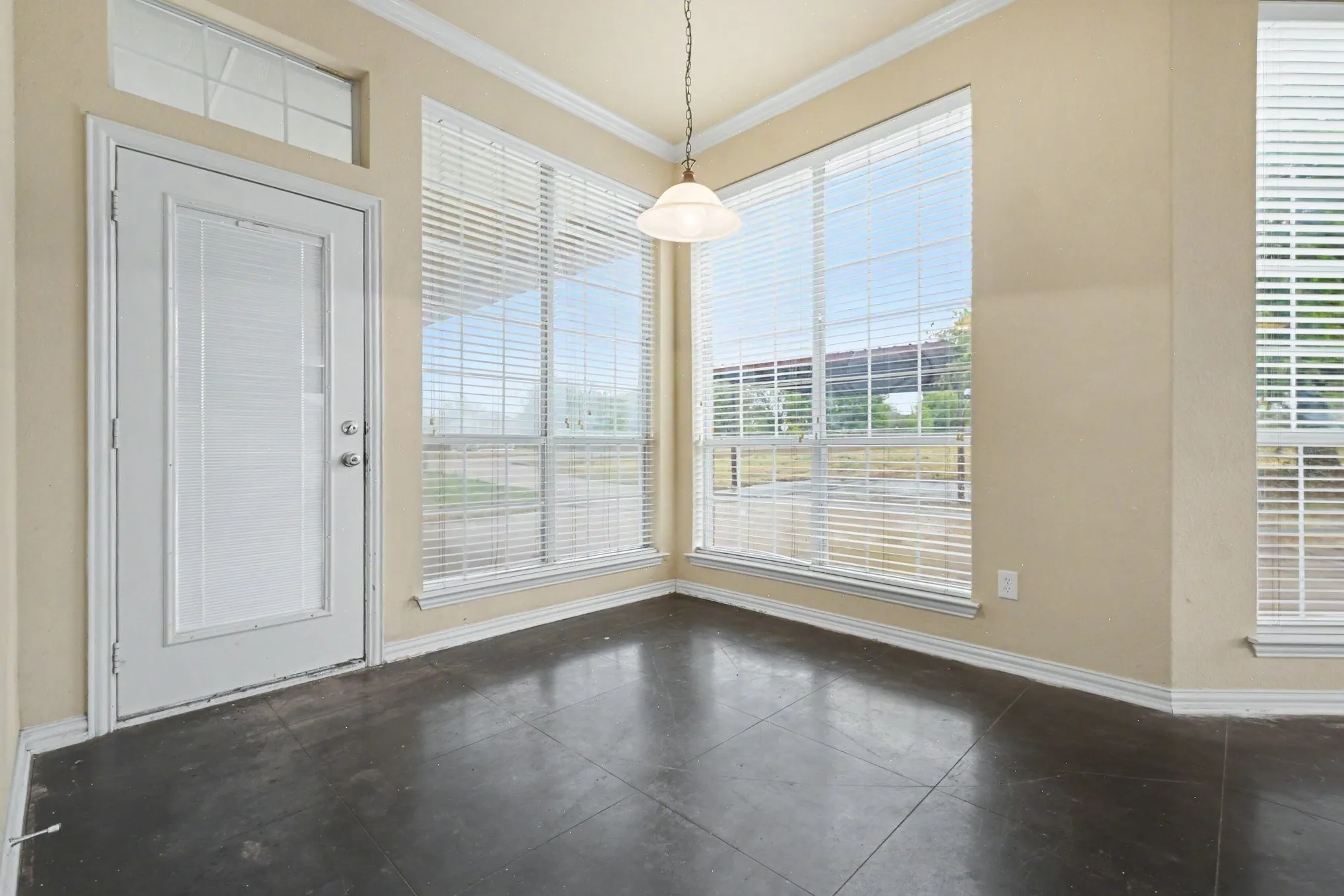 Single Family Residence For Sale in Ellis County , 5840 Deerfield Lane, Midlothian, Texas 76065, 3 Bedroom, 2 Bathroom, 2 Garage spaces, 2,179 Sqft, built in 2004, mls#21399849, Real Estate Agent in Midlothian, Homes For Sale in Ellis county, Homes For Sale in Midlothian, Realtor in Midlothian Texas, Real Estate Brokerage Independent Realty Texas, Luminita Cordes Realtor