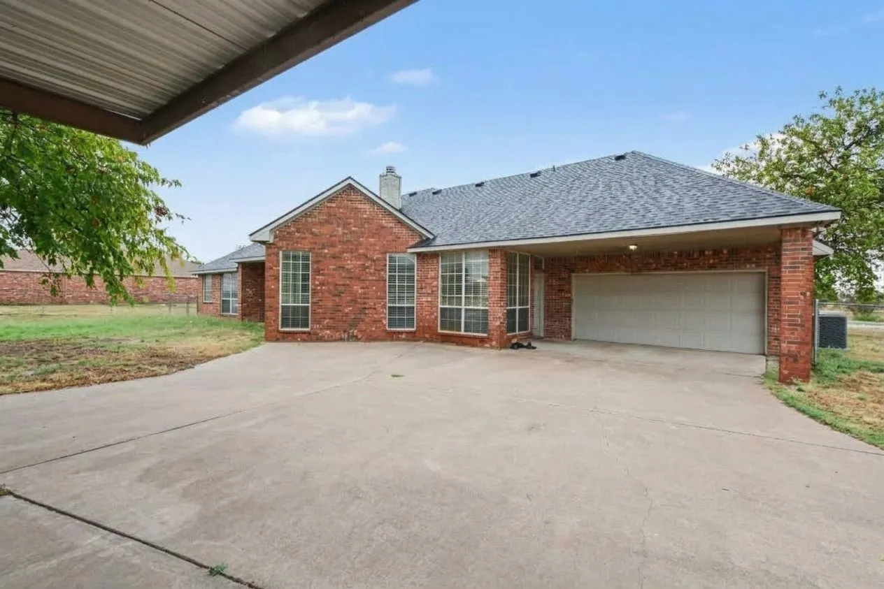 Single Family Residence For Sale in Ellis County , 5840 Deerfield Lane, Midlothian, Texas 76065, 3 Bedroom, 2 Bathroom, 2 Garage spaces, 2,179 Sqft, built in 2004, mls#21399849, Real Estate Agent in Midlothian, Homes For Sale in Ellis county, Homes For Sale in Midlothian, Realtor in Midlothian Texas, Real Estate Brokerage Independent Realty Texas, Luminita Cordes Realtor
