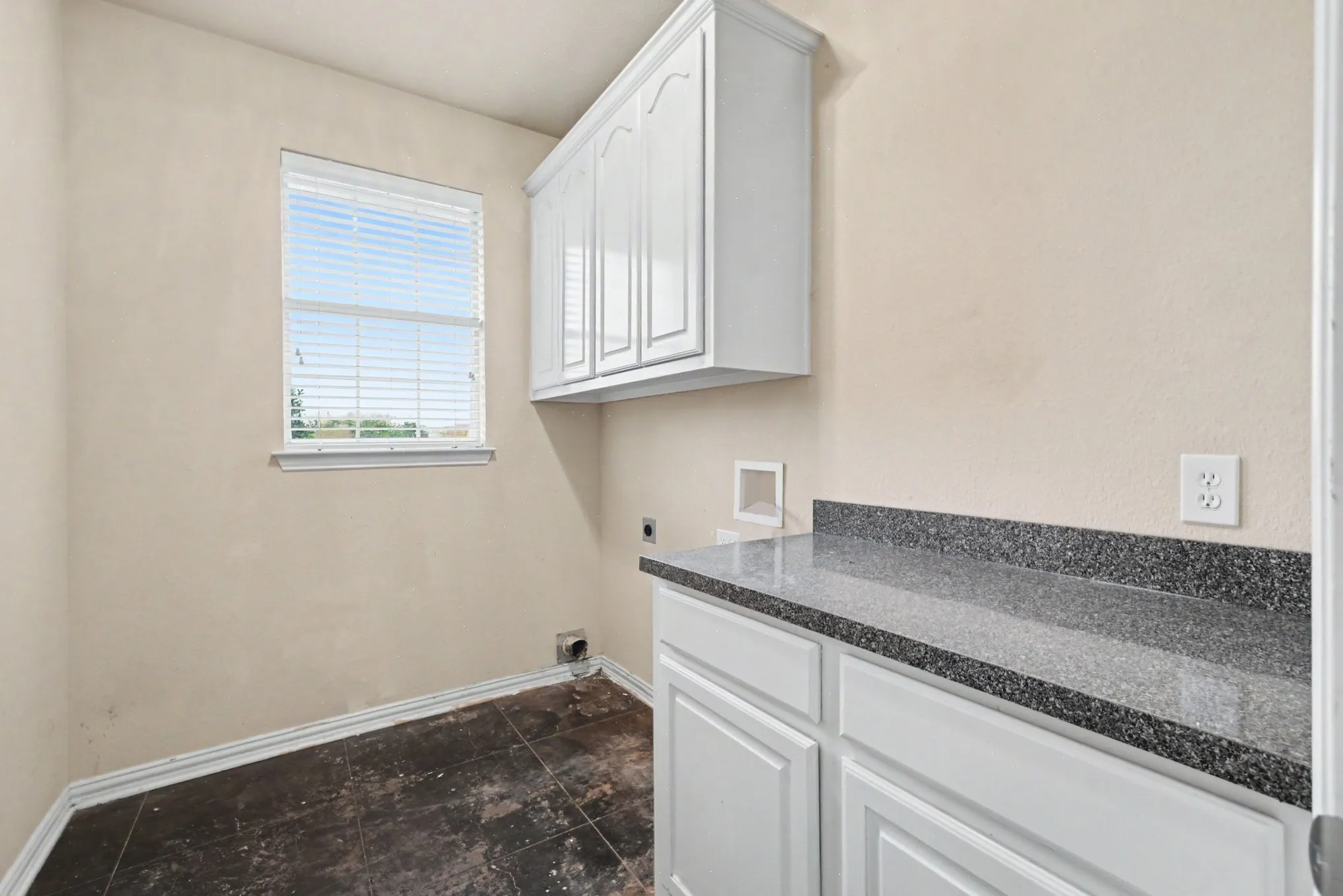 Single Family Residence For Sale in Ellis County , 5840 Deerfield Lane, Midlothian, Texas 76065, 3 Bedroom, 2 Bathroom, 2 Garage spaces, 2,179 Sqft, built in 2004, mls#21399849, Real Estate Agent in Midlothian, Homes For Sale in Ellis county, Homes For Sale in Midlothian, Realtor in Midlothian Texas, Real Estate Brokerage Independent Realty Texas, Luminita Cordes Realtor