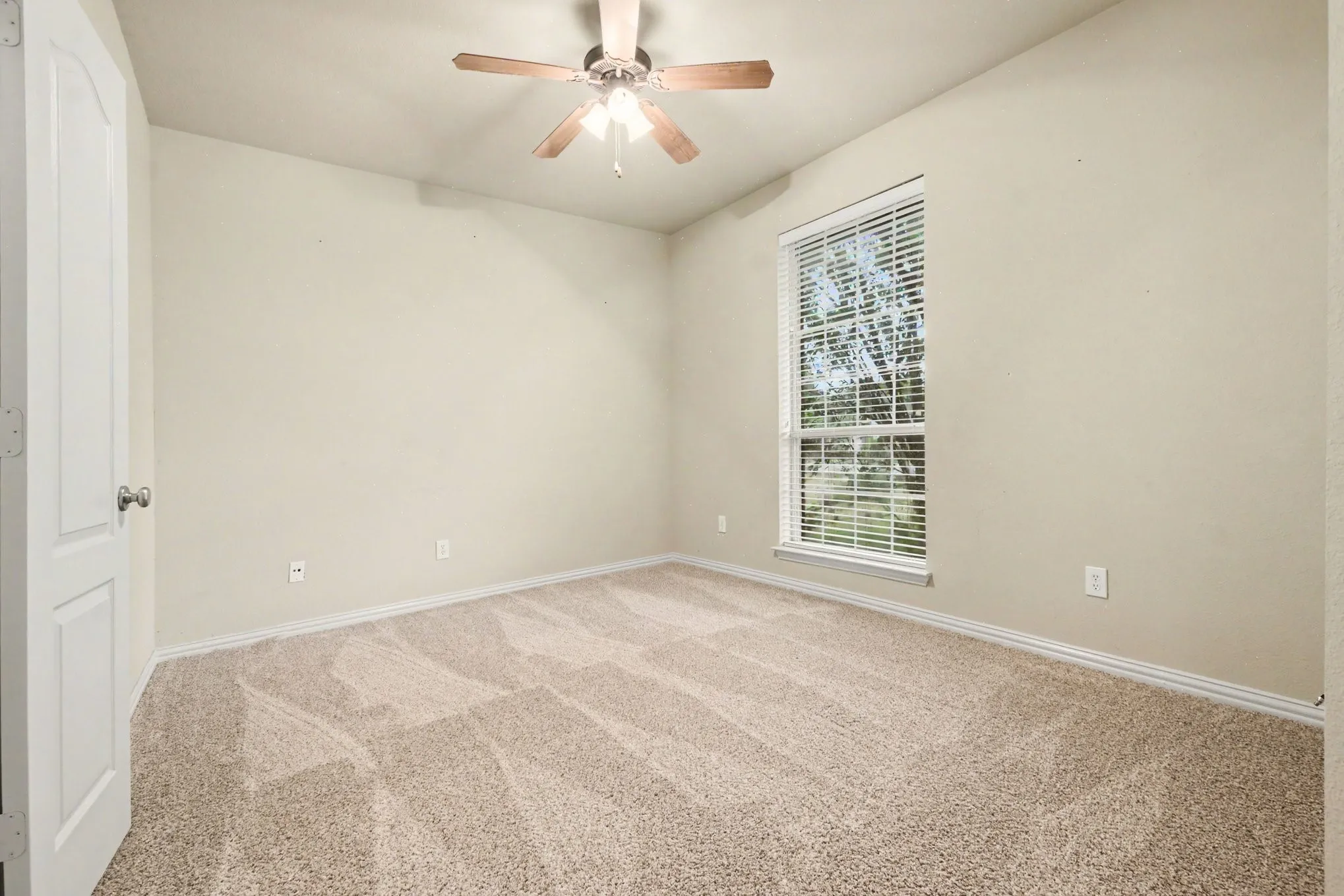 Single Family Residence For Sale in Ellis County , 5840 Deerfield Lane, Midlothian, Texas 76065, 3 Bedroom, 2 Bathroom, 2 Garage spaces, 2,179 Sqft, built in 2004, mls#21399849, Real Estate Agent in Midlothian, Homes For Sale in Ellis county, Homes For Sale in Midlothian, Realtor in Midlothian Texas, Real Estate Brokerage Independent Realty Texas, Luminita Cordes Realtor
