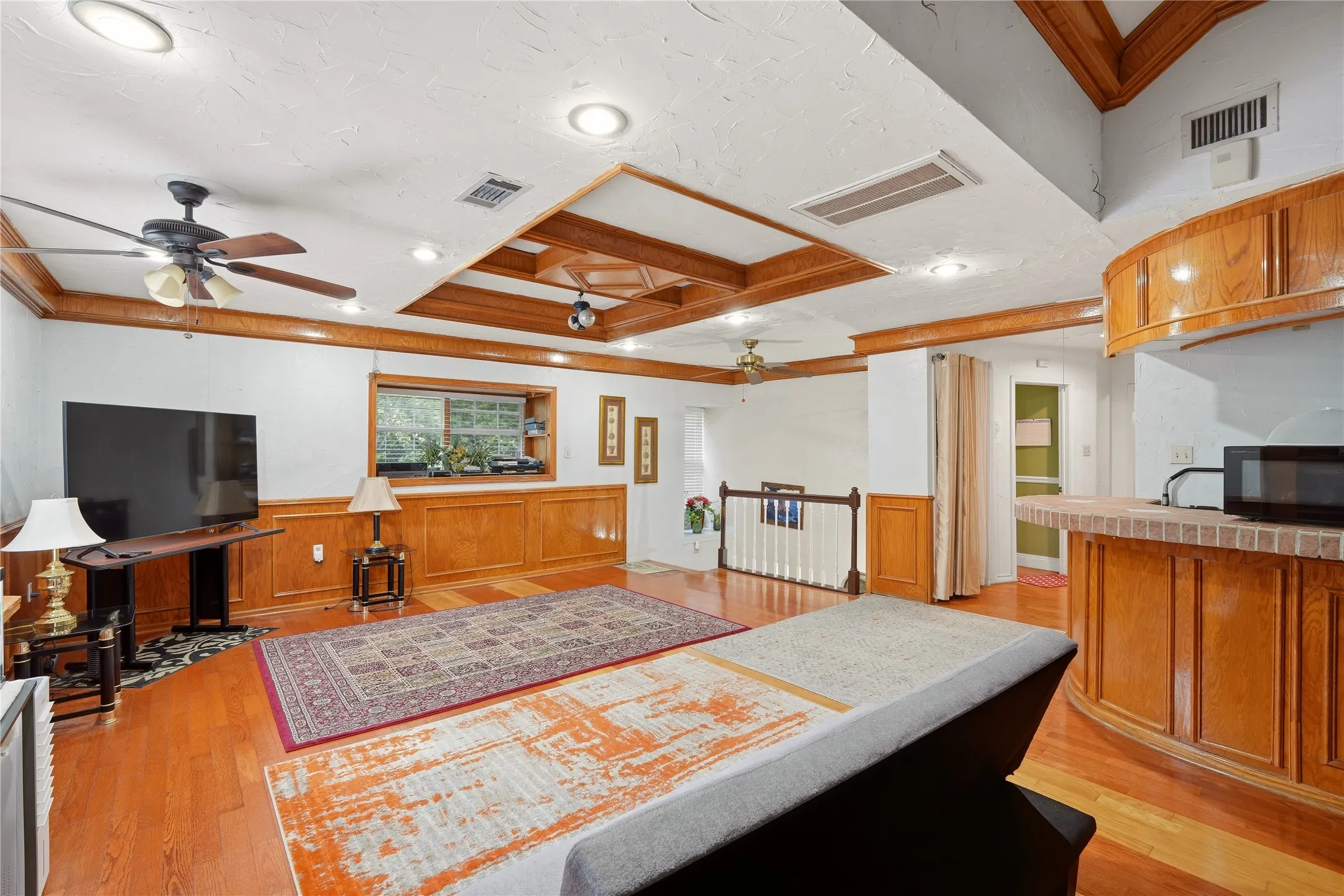 Single Family Residence For Sale in Tarrant County , 4201 Briar Hill Drive, Grand Prairie, Texas 75052, 3 Bedroom, 4 Bathroom, 2 Garage spaces, 2,800 Sqft, built in 1987, mls#21402471, Real Estate Agent in Grand Prairie, Homes For Sale in Tarrant county, Homes For Sale in Grand Prairie, Realtor in Grand Prairie Texas, Real Estate Brokerage Independent Realty Texas, Luminita Cordes Realtor