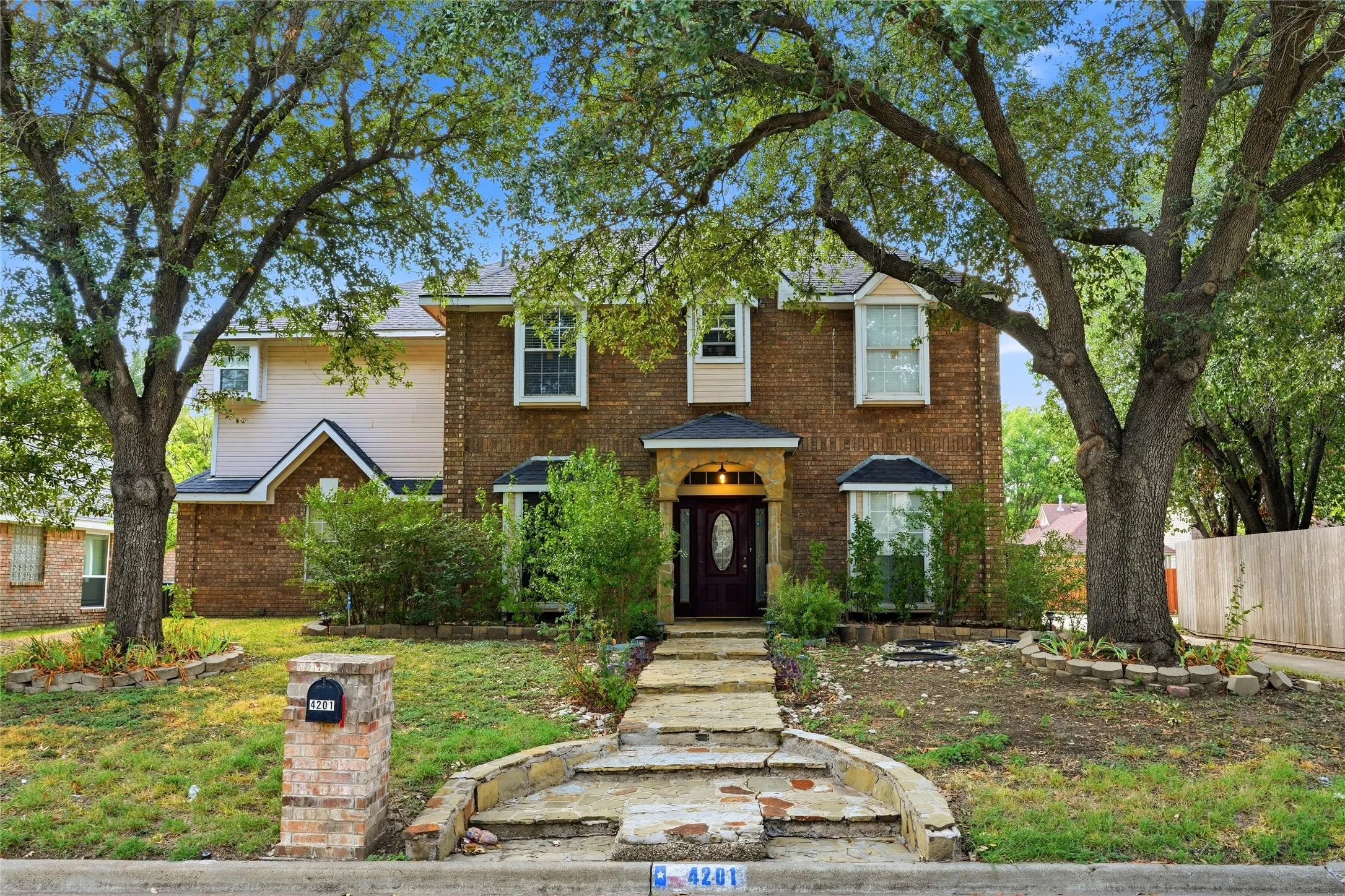 Single Family Residence For Sale in Tarrant County , 4201 Briar Hill Drive, Grand Prairie, Texas 75052, 3 Bedroom, 4 Bathroom, 2 Garage spaces, 2,800 Sqft, built in 1987, mls#21402471, Real Estate Agent in Grand Prairie, Homes For Sale in Tarrant county, Homes For Sale in Grand Prairie, Realtor in Grand Prairie Texas, Real Estate Brokerage Independent Realty Texas, Luminita Cordes Realtor