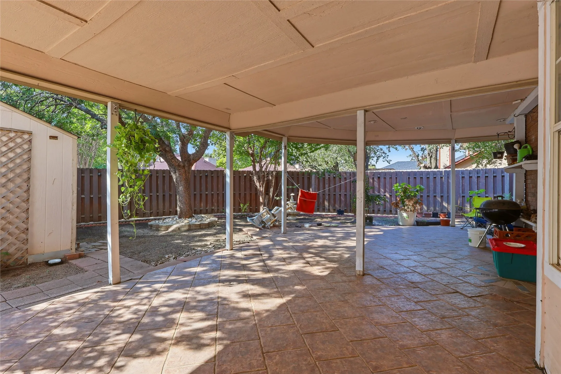 Single Family Residence For Sale in Tarrant County , 4201 Briar Hill Drive, Grand Prairie, Texas 75052, 3 Bedroom, 4 Bathroom, 2 Garage spaces, 2,800 Sqft, built in 1987, mls#21402471, Real Estate Agent in Grand Prairie, Homes For Sale in Tarrant county, Homes For Sale in Grand Prairie, Realtor in Grand Prairie Texas, Real Estate Brokerage Independent Realty Texas, Luminita Cordes Realtor