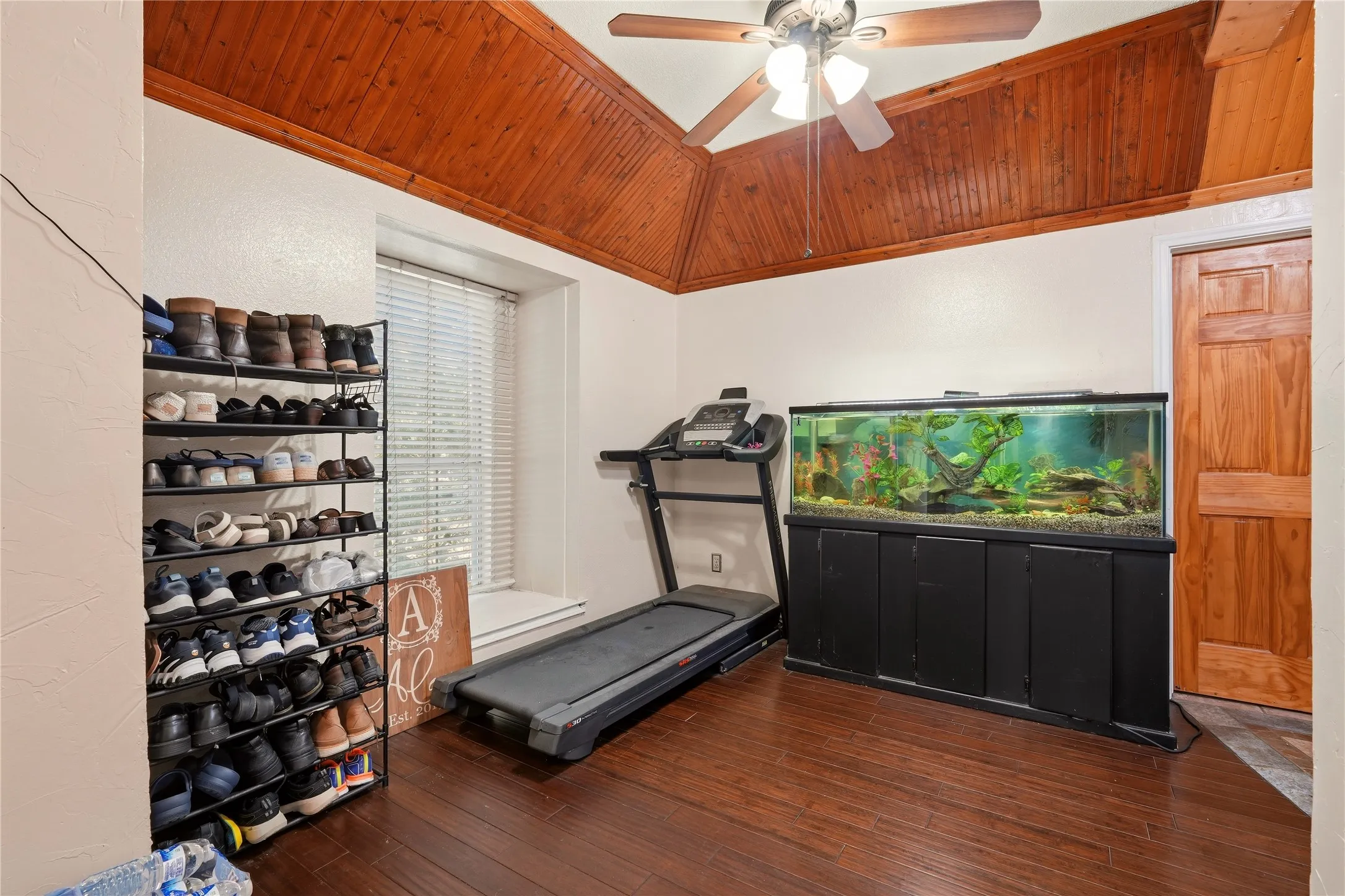 Single Family Residence For Sale in Tarrant County , 4201 Briar Hill Drive, Grand Prairie, Texas 75052, 3 Bedroom, 4 Bathroom, 2 Garage spaces, 2,800 Sqft, built in 1987, mls#21402471, Real Estate Agent in Grand Prairie, Homes For Sale in Tarrant county, Homes For Sale in Grand Prairie, Realtor in Grand Prairie Texas, Real Estate Brokerage Independent Realty Texas, Luminita Cordes Realtor