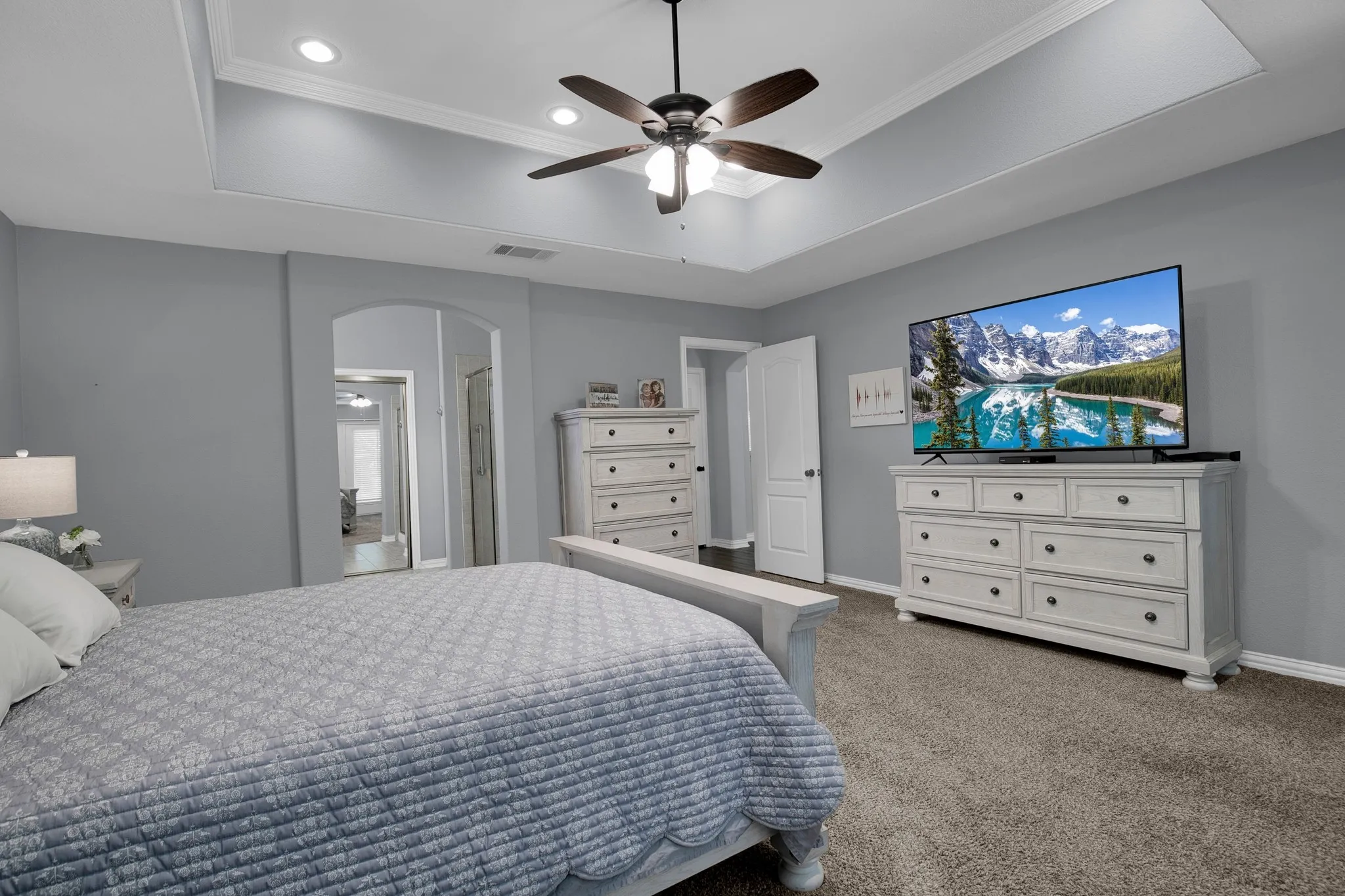 Tray ceiling with recessed lighting and a ceiling fan