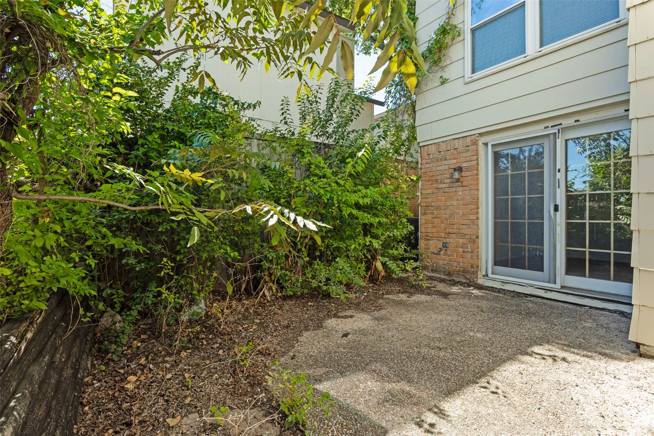Single Family Residence For Sale in Dallas County , 2820 Southern Cross Drive, Garland, Texas 75044, 3 Bedroom, 3 Bathroom, 2 Garage spaces, 1,382 Sqft, built in 1978, mls#21402480, Real Estate Agent in Garland, Homes For Sale in Dallas county, Homes For Sale in Garland, Realtor in Garland Texas, Real Estate Brokerage Independent Realty Texas, Luminita Cordes Realtor