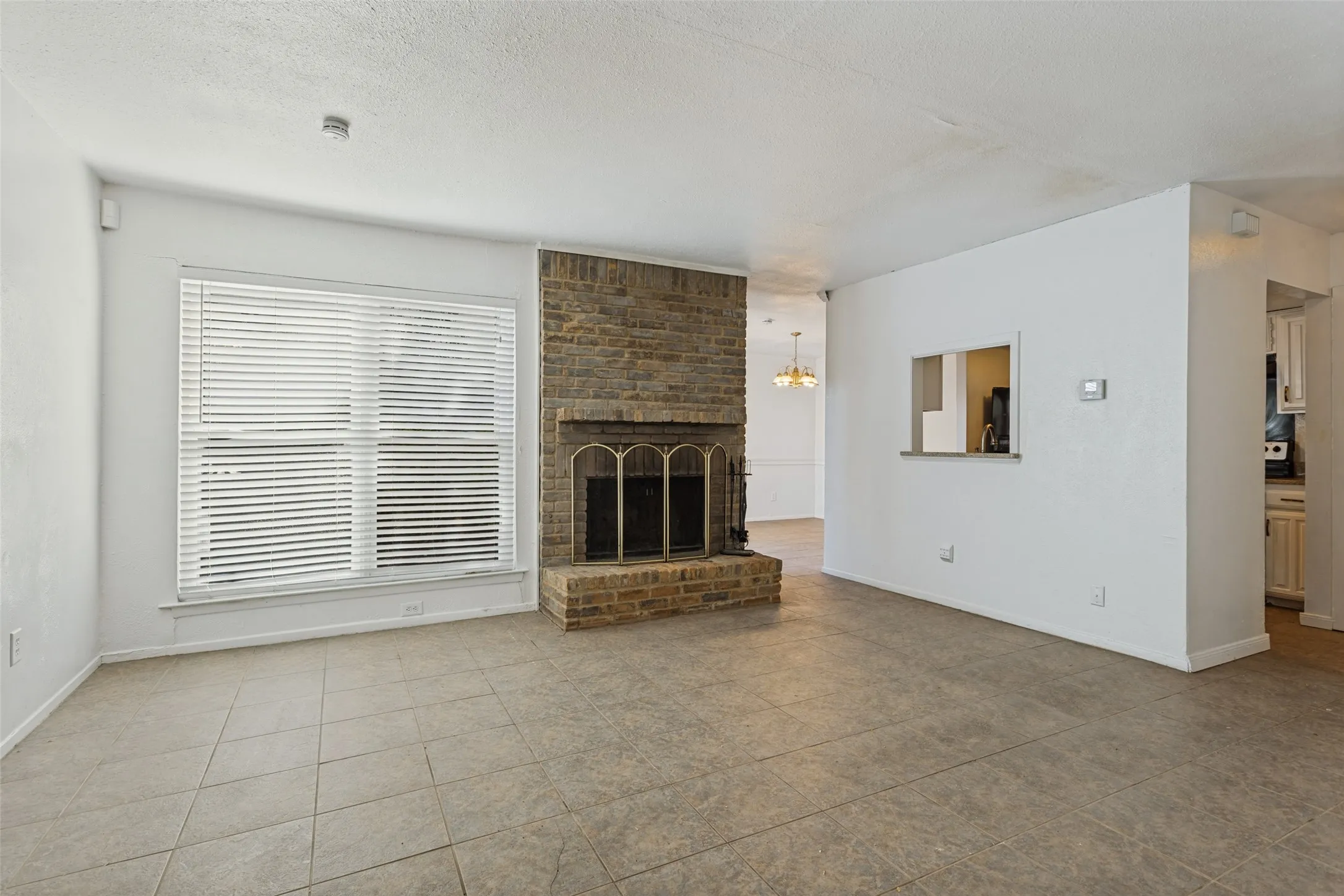 Single Family Residence For Sale in Dallas County , 2820 Southern Cross Drive, Garland, Texas 75044, 3 Bedroom, 3 Bathroom, 2 Garage spaces, 1,382 Sqft, built in 1978, mls#21402480, Real Estate Agent in Garland, Homes For Sale in Dallas county, Homes For Sale in Garland, Realtor in Garland Texas, Real Estate Brokerage Independent Realty Texas, Luminita Cordes Realtor