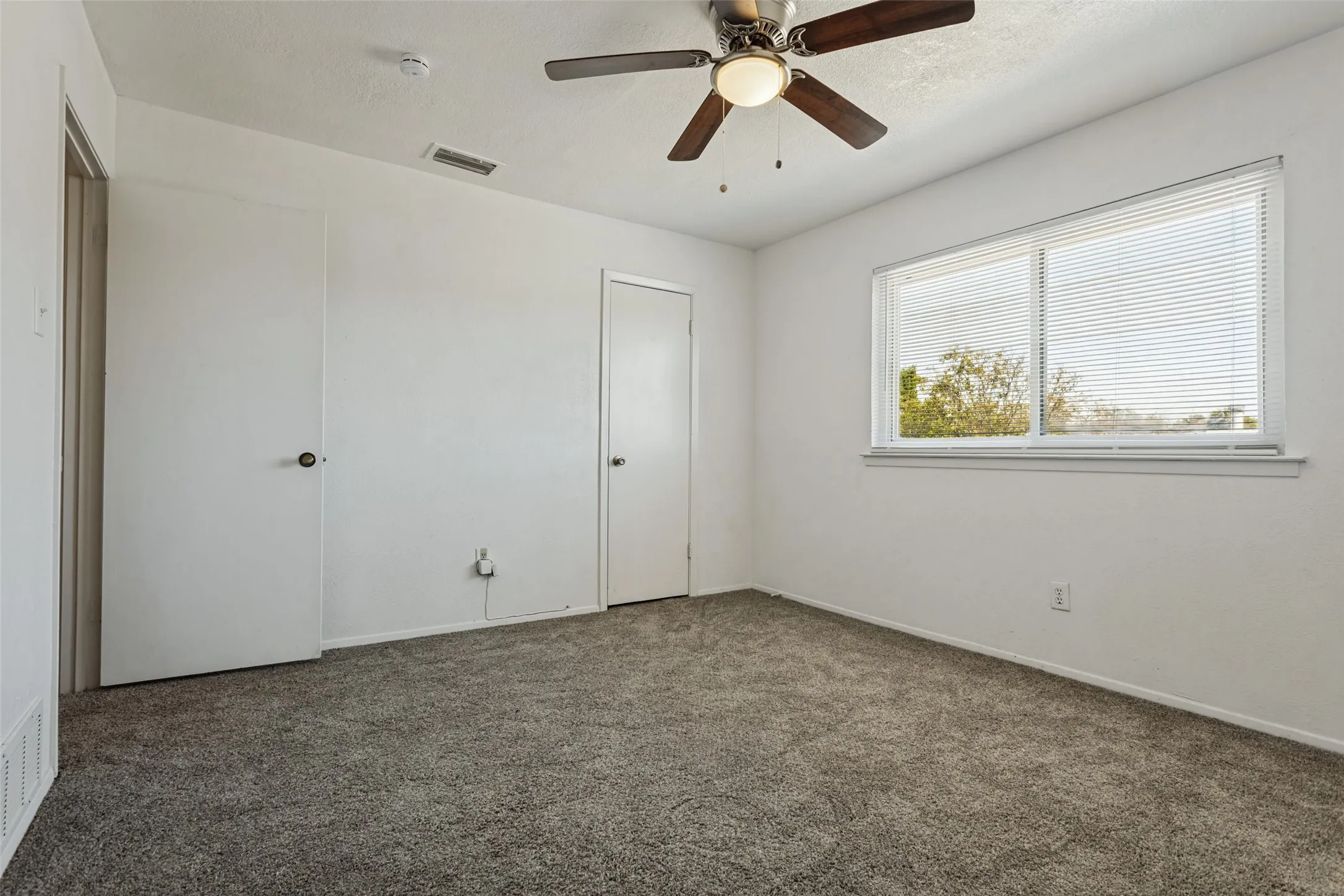 Single Family Residence For Sale in Dallas County , 2820 Southern Cross Drive, Garland, Texas 75044, 3 Bedroom, 3 Bathroom, 2 Garage spaces, 1,382 Sqft, built in 1978, mls#21402480, Real Estate Agent in Garland, Homes For Sale in Dallas county, Homes For Sale in Garland, Realtor in Garland Texas, Real Estate Brokerage Independent Realty Texas, Luminita Cordes Realtor