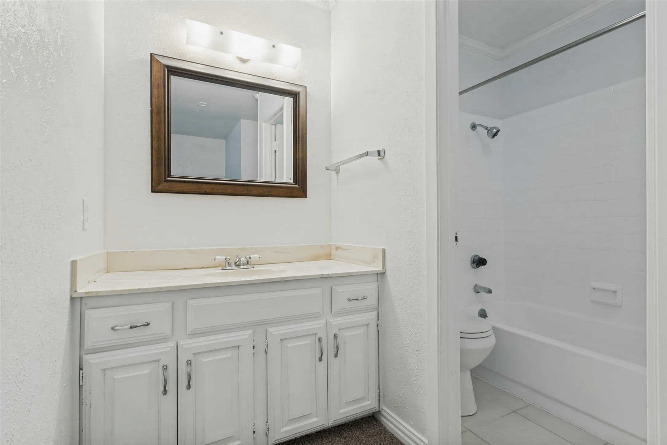 Single Family Residence For Sale in Dallas County , 2820 Southern Cross Drive, Garland, Texas 75044, 3 Bedroom, 3 Bathroom, 2 Garage spaces, 1,382 Sqft, built in 1978, mls#21402480, Real Estate Agent in Garland, Homes For Sale in Dallas county, Homes For Sale in Garland, Realtor in Garland Texas, Real Estate Brokerage Independent Realty Texas, Luminita Cordes Realtor