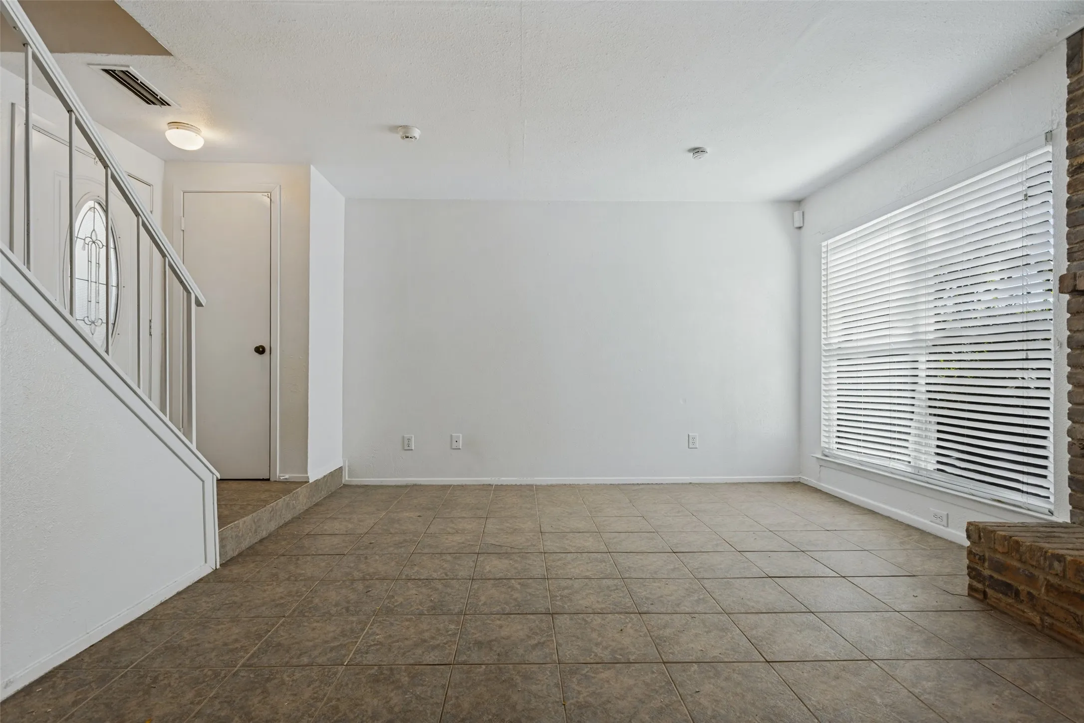 Single Family Residence For Sale in Dallas County , 2820 Southern Cross Drive, Garland, Texas 75044, 3 Bedroom, 3 Bathroom, 2 Garage spaces, 1,382 Sqft, built in 1978, mls#21402480, Real Estate Agent in Garland, Homes For Sale in Dallas county, Homes For Sale in Garland, Realtor in Garland Texas, Real Estate Brokerage Independent Realty Texas, Luminita Cordes Realtor
