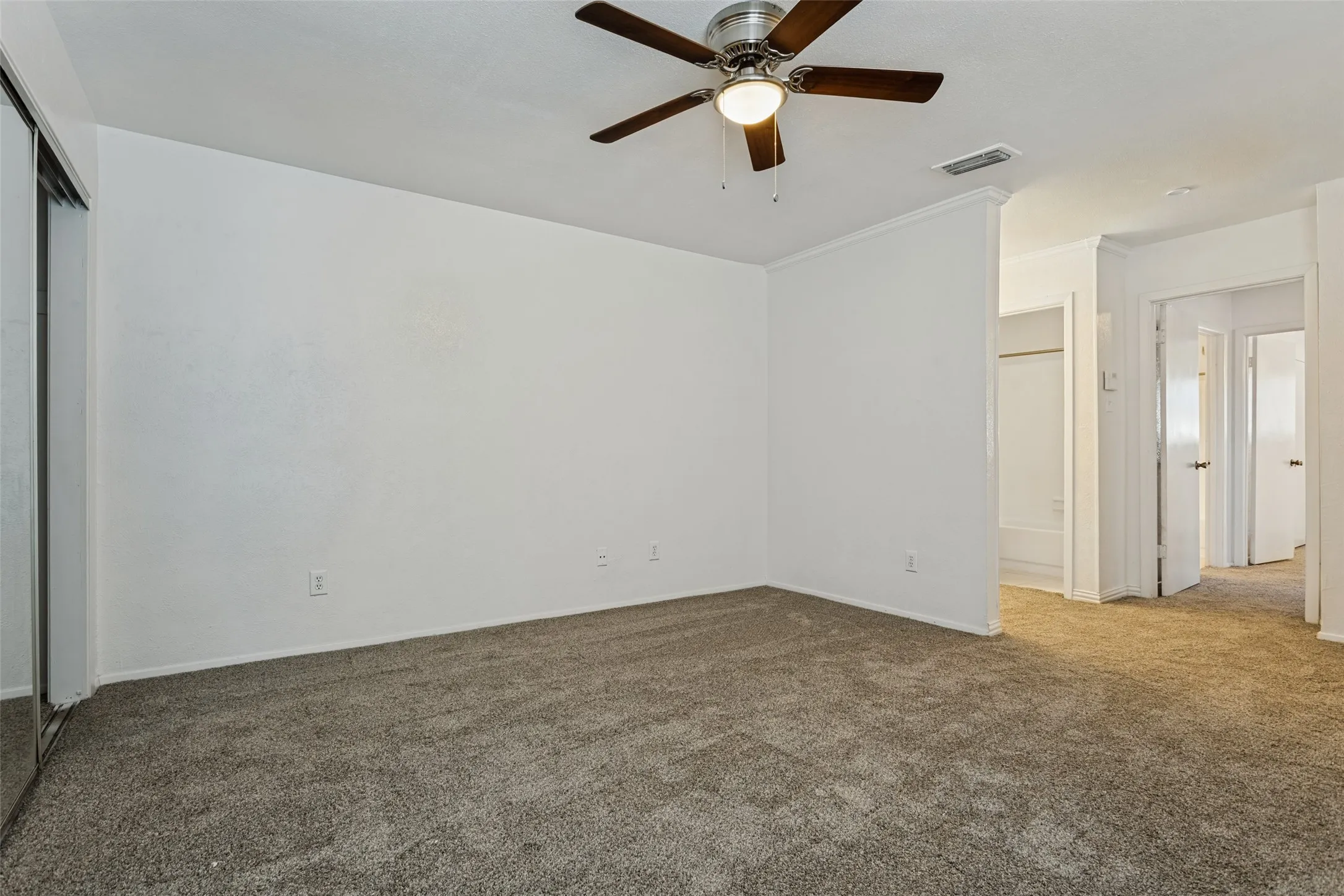 Single Family Residence For Sale in Dallas County , 2820 Southern Cross Drive, Garland, Texas 75044, 3 Bedroom, 3 Bathroom, 2 Garage spaces, 1,382 Sqft, built in 1978, mls#21402480, Real Estate Agent in Garland, Homes For Sale in Dallas county, Homes For Sale in Garland, Realtor in Garland Texas, Real Estate Brokerage Independent Realty Texas, Luminita Cordes Realtor