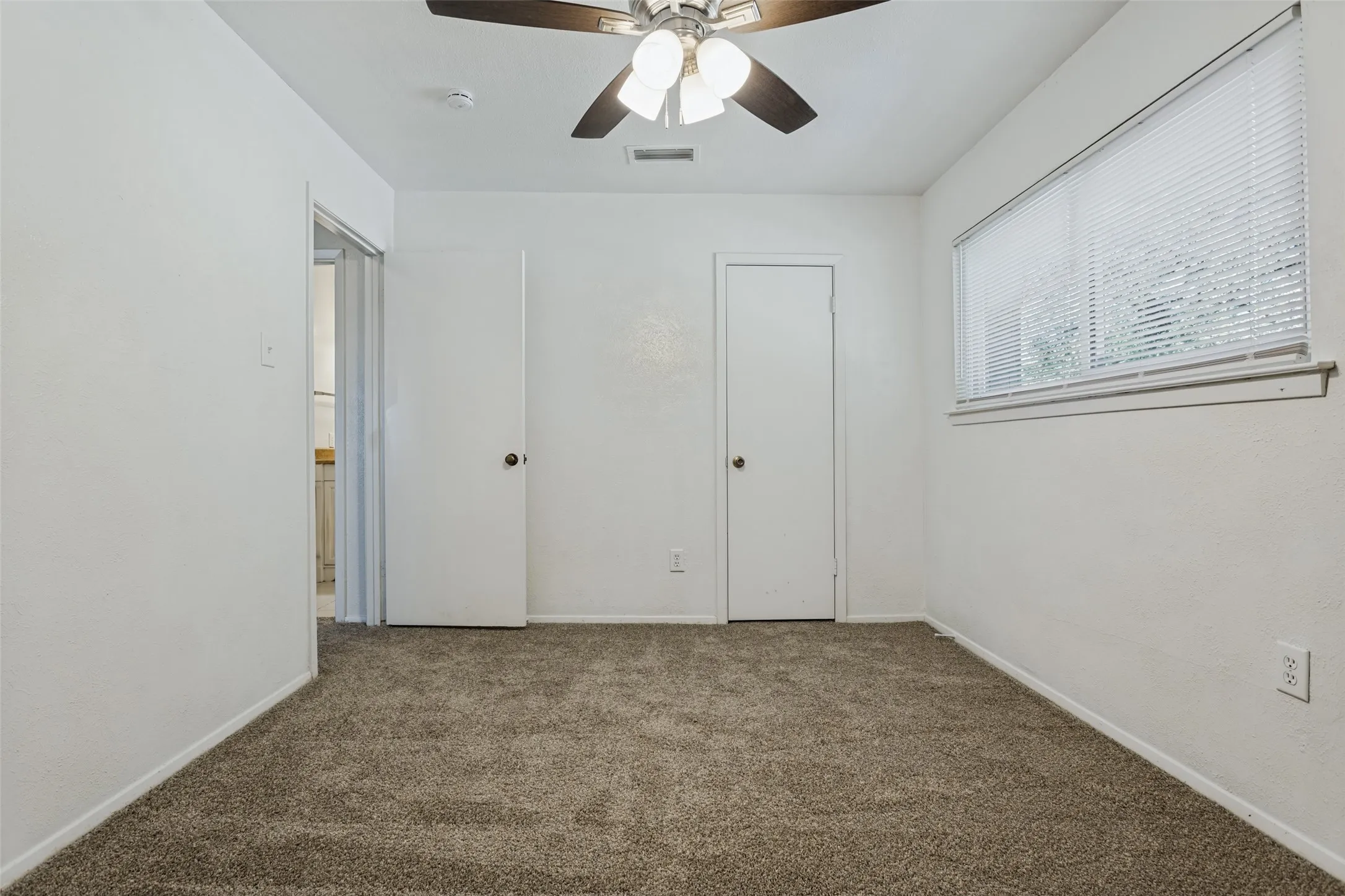 Single Family Residence For Sale in Dallas County , 2820 Southern Cross Drive, Garland, Texas 75044, 3 Bedroom, 3 Bathroom, 2 Garage spaces, 1,382 Sqft, built in 1978, mls#21402480, Real Estate Agent in Garland, Homes For Sale in Dallas county, Homes For Sale in Garland, Realtor in Garland Texas, Real Estate Brokerage Independent Realty Texas, Luminita Cordes Realtor