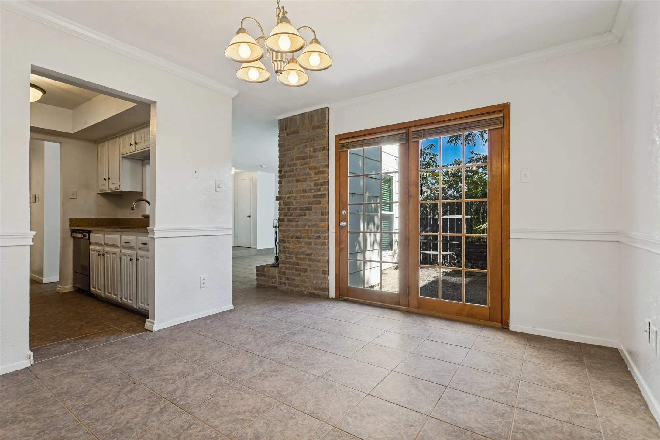 Single Family Residence For Sale in Dallas County , 2820 Southern Cross Drive, Garland, Texas 75044, 3 Bedroom, 3 Bathroom, 2 Garage spaces, 1,382 Sqft, built in 1978, mls#21402480, Real Estate Agent in Garland, Homes For Sale in Dallas county, Homes For Sale in Garland, Realtor in Garland Texas, Real Estate Brokerage Independent Realty Texas, Luminita Cordes Realtor