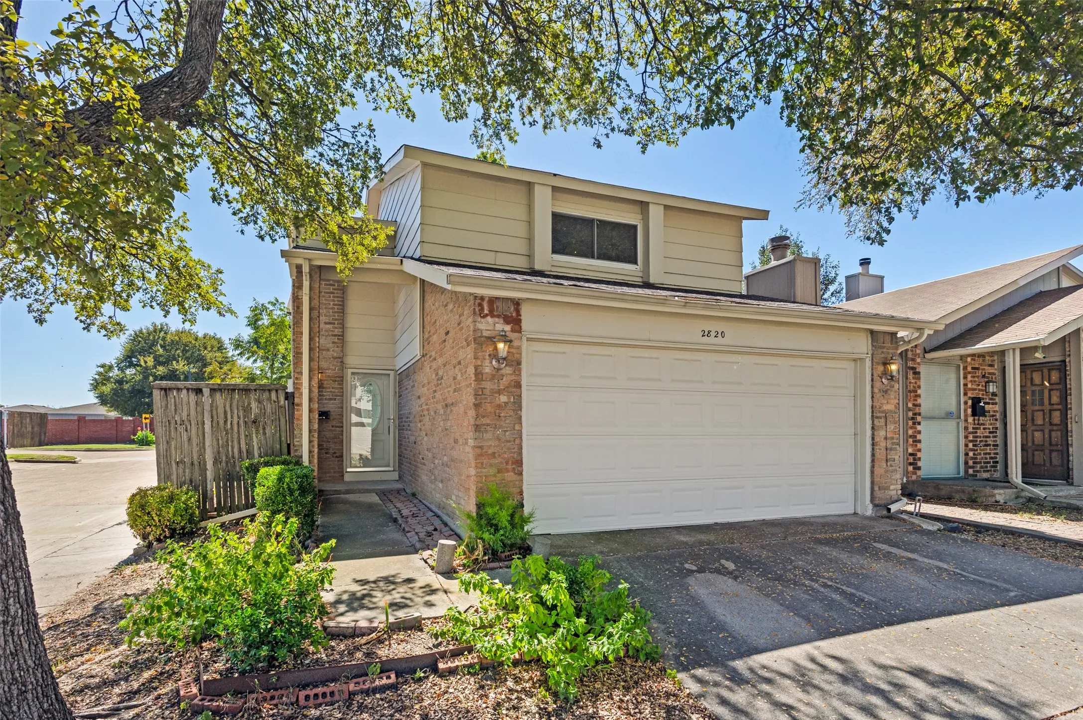 Single Family Residence For Sale in Dallas County , 2820 Southern Cross Drive, Garland, Texas 75044, 3 Bedroom, 3 Bathroom, 2 Garage spaces, 1,382 Sqft, built in 1978, mls#21402480, Real Estate Agent in Garland, Homes For Sale in Dallas county, Homes For Sale in Garland, Realtor in Garland Texas, Real Estate Brokerage Independent Realty Texas, Luminita Cordes Realtor