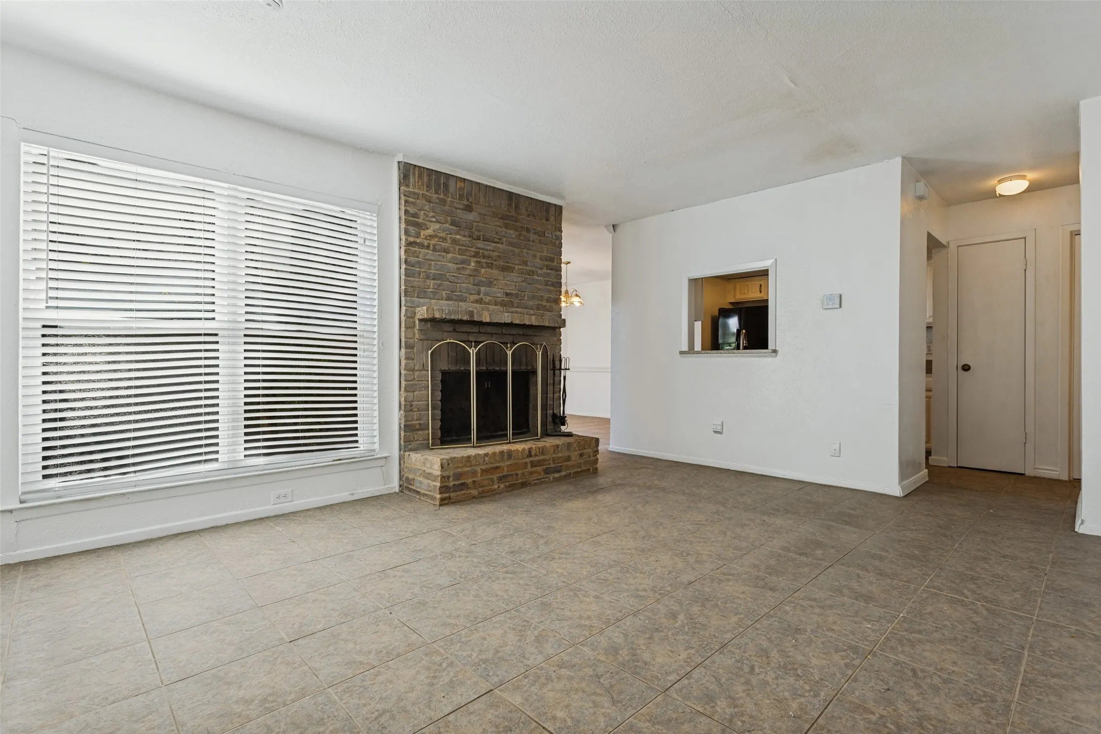 Single Family Residence For Sale in Dallas County , 2820 Southern Cross Drive, Garland, Texas 75044, 3 Bedroom, 3 Bathroom, 2 Garage spaces, 1,382 Sqft, built in 1978, mls#21402480, Real Estate Agent in Garland, Homes For Sale in Dallas county, Homes For Sale in Garland, Realtor in Garland Texas, Real Estate Brokerage Independent Realty Texas, Luminita Cordes Realtor