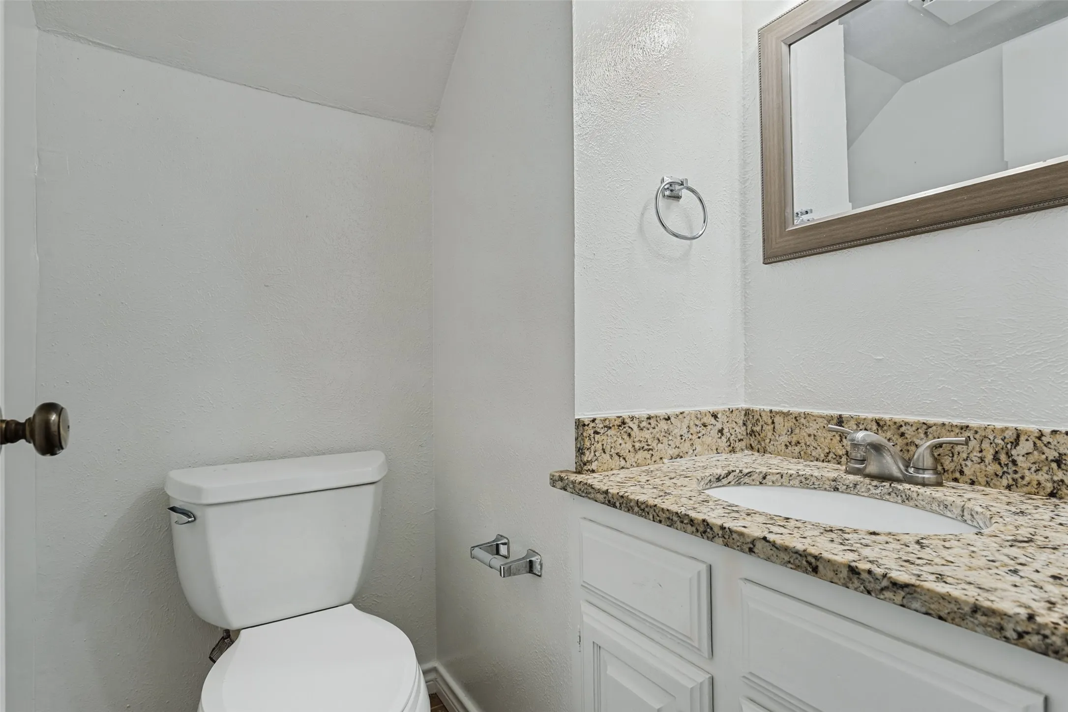 Single Family Residence For Sale in Dallas County , 2820 Southern Cross Drive, Garland, Texas 75044, 3 Bedroom, 3 Bathroom, 2 Garage spaces, 1,382 Sqft, built in 1978, mls#21402480, Real Estate Agent in Garland, Homes For Sale in Dallas county, Homes For Sale in Garland, Realtor in Garland Texas, Real Estate Brokerage Independent Realty Texas, Luminita Cordes Realtor