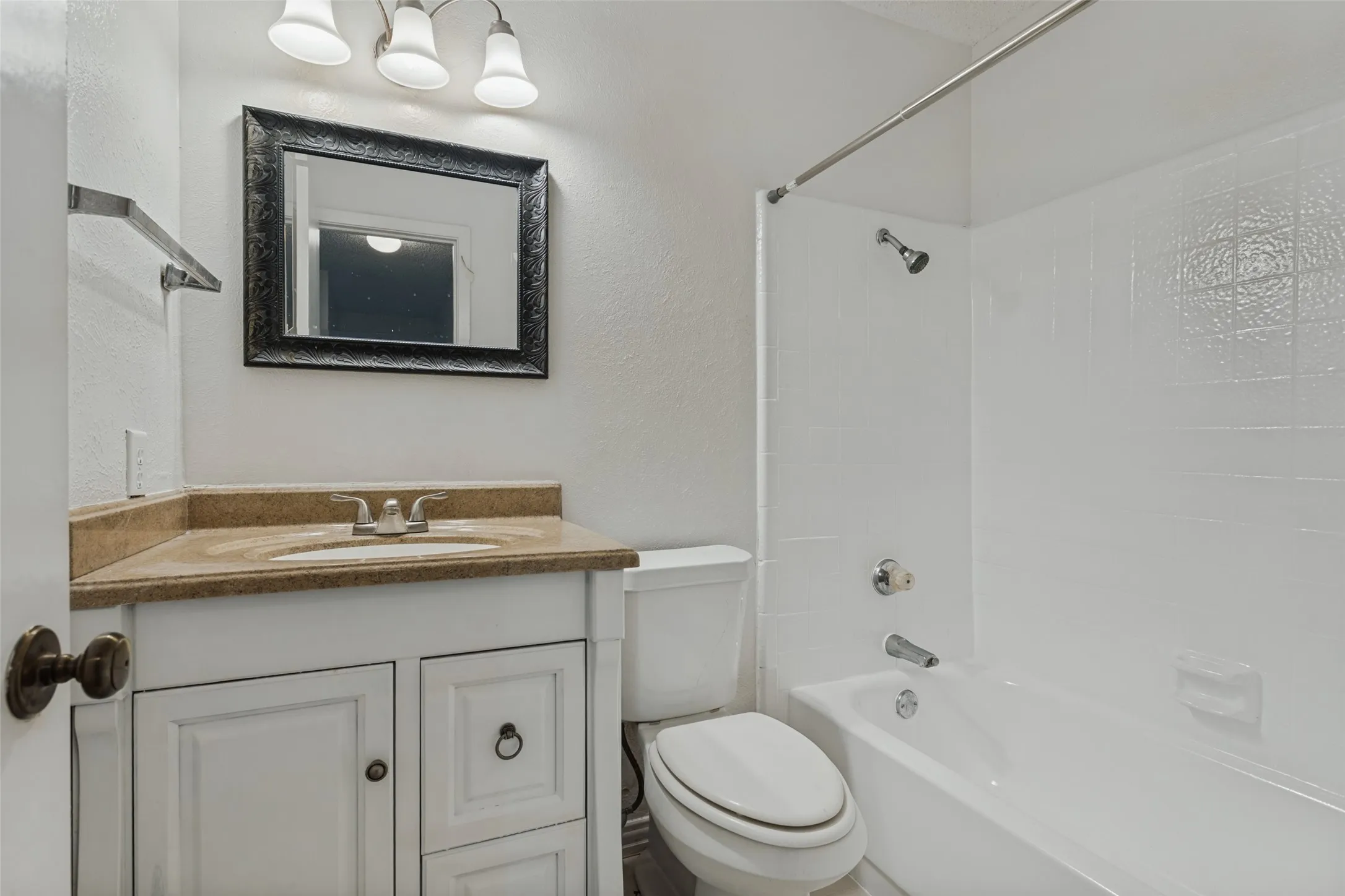 Single Family Residence For Sale in Dallas County , 2820 Southern Cross Drive, Garland, Texas 75044, 3 Bedroom, 3 Bathroom, 2 Garage spaces, 1,382 Sqft, built in 1978, mls#21402480, Real Estate Agent in Garland, Homes For Sale in Dallas county, Homes For Sale in Garland, Realtor in Garland Texas, Real Estate Brokerage Independent Realty Texas, Luminita Cordes Realtor