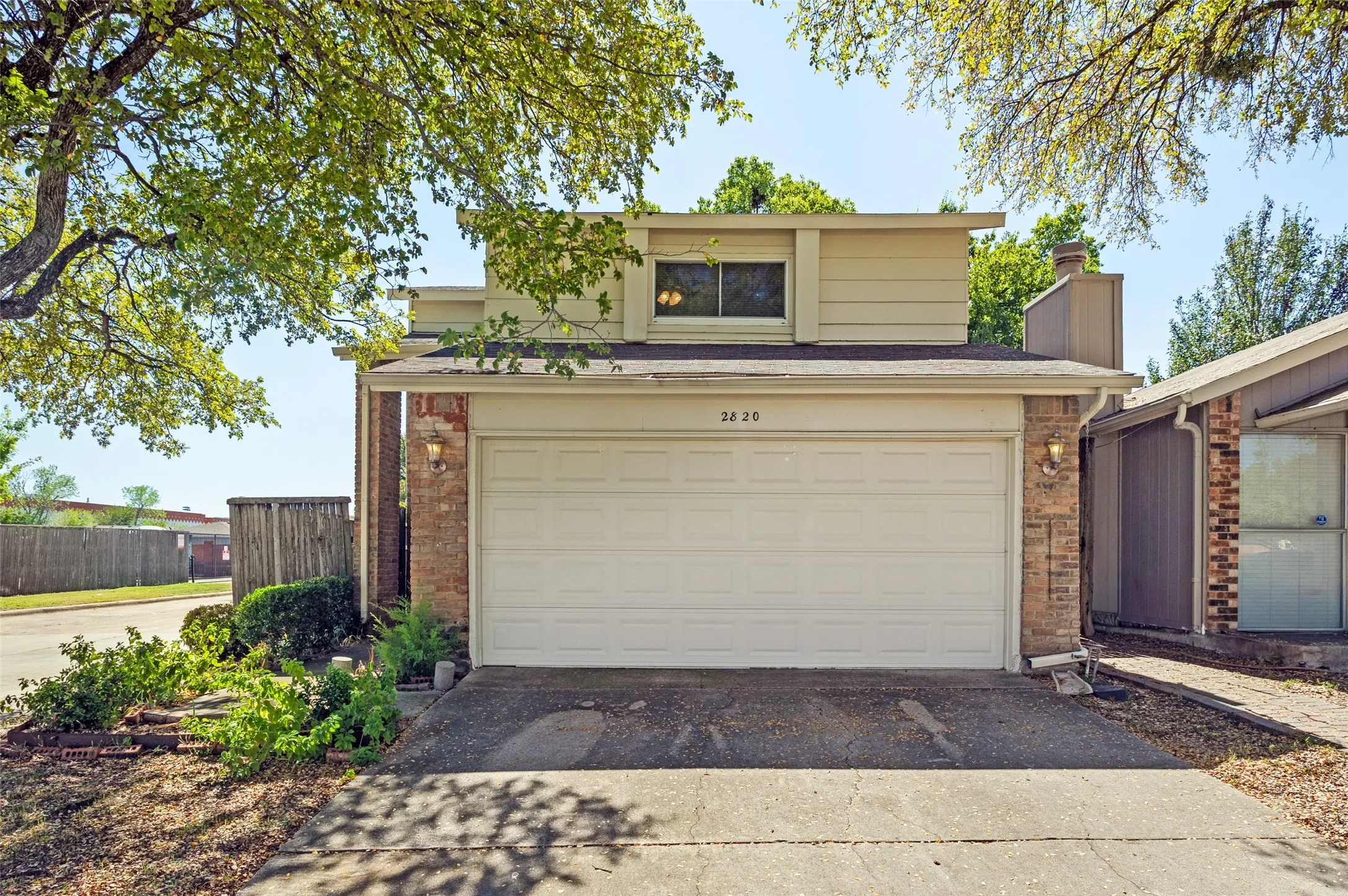 Single Family Residence For Sale in Dallas County , 2820 Southern Cross Drive, Garland, Texas 75044, 3 Bedroom, 3 Bathroom, 2 Garage spaces, 1,382 Sqft, built in 1978, mls#21402480, Real Estate Agent in Garland, Homes For Sale in Dallas county, Homes For Sale in Garland, Realtor in Garland Texas, Real Estate Brokerage Independent Realty Texas, Luminita Cordes Realtor