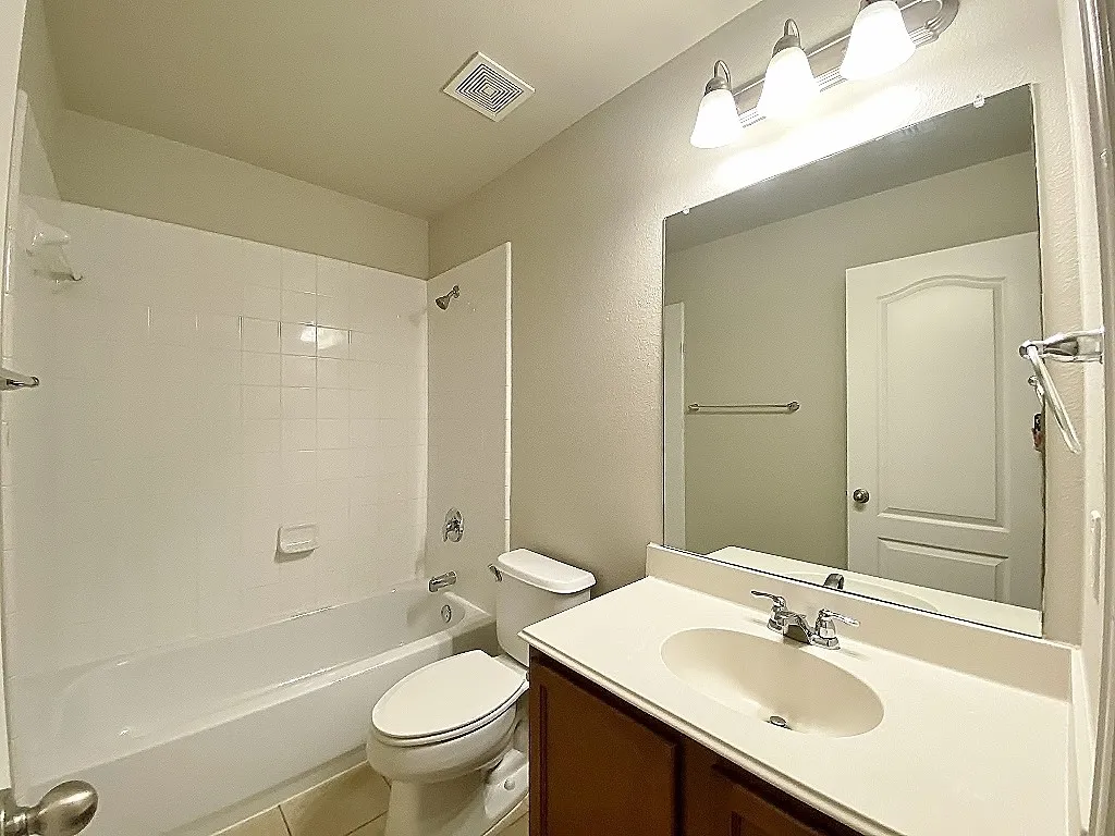 Single Family Residence For Rent in Denton County , 2400 Miranda Place, Denton, Texas 76210, 3 Bedroom, 2 Bathroom, 2 Garage spaces, 1,850 Sqft, built in 2008, mls#21402482, Real Estate Agent in Denton, Homes For Rent in Denton county, Homes For Rent in Denton, Realtor in Denton Texas, Real Estate Brokerage Independent Realty Texas, Luminita Cordes Realtor