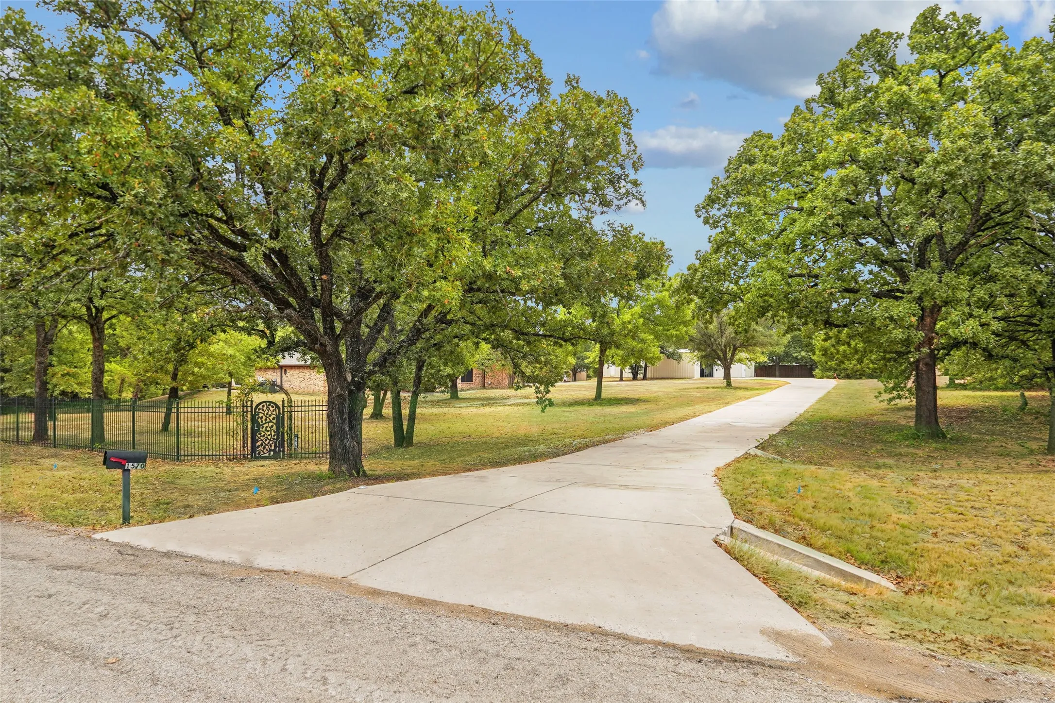 Single Family Residence For Sale in Denton County , 1570 Karen Drive, Argyle, Texas 76226, 3 Bedroom, 3 Bathroom, 2 Garage spaces, 2,271 Sqft, built in 1995, mls#21402472, Real Estate Agent in Argyle, Homes For Sale in Denton county, Homes For Sale in Argyle, Realtor in Argyle Texas, Real Estate Brokerage Independent Realty Texas, Luminita Cordes Realtor