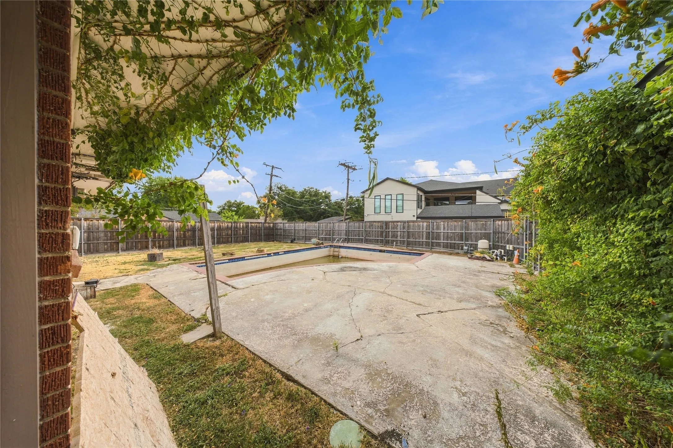 Single Family Residence For Sale in Dallas County , 3660 Warick Drive, Dallas, Texas 75229, 3 Bedroom, 2 Bathroom, 2 Garage spaces, 1,745 Sqft, built in 1956, mls#21399705, Real Estate Agent in Dallas, Homes For Sale in Dallas county, Homes For Sale in Dallas, Realtor in Dallas Texas, Real Estate Brokerage Independent Realty Texas, Luminita Cordes Realtor